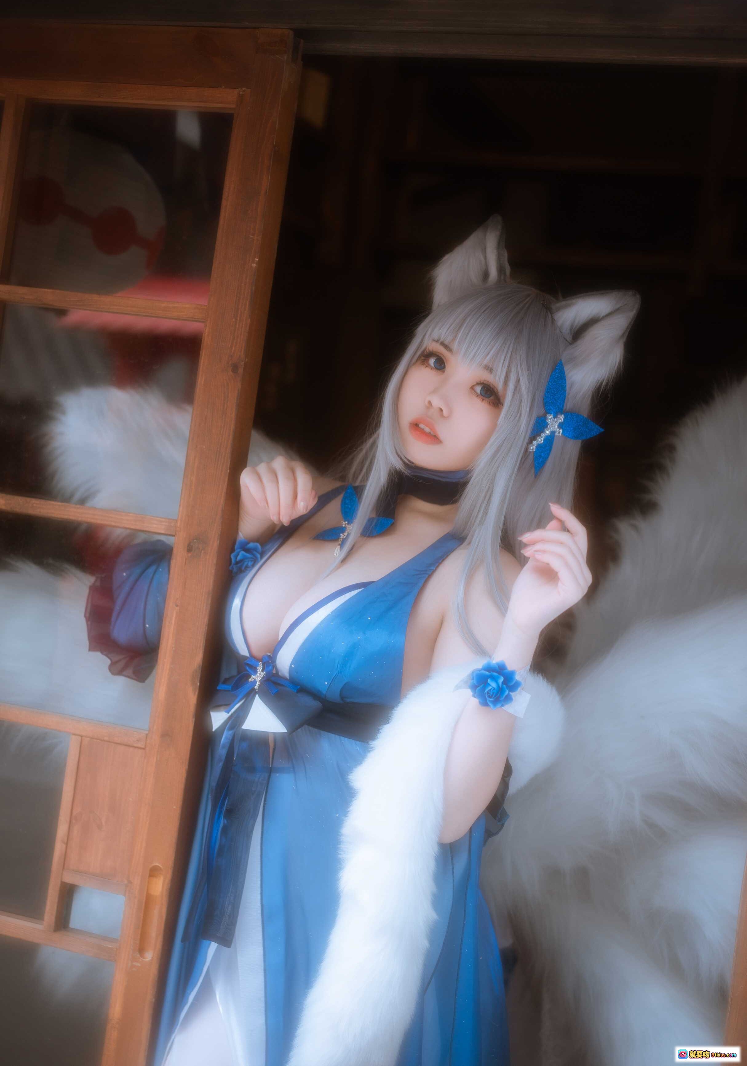 图片[3] - 啊日日_Ganlory NO.006 信浓 Cosplay 狐耳九尾 白发蓝裙 古风庭院写真 19P高清美图 - 就要吻