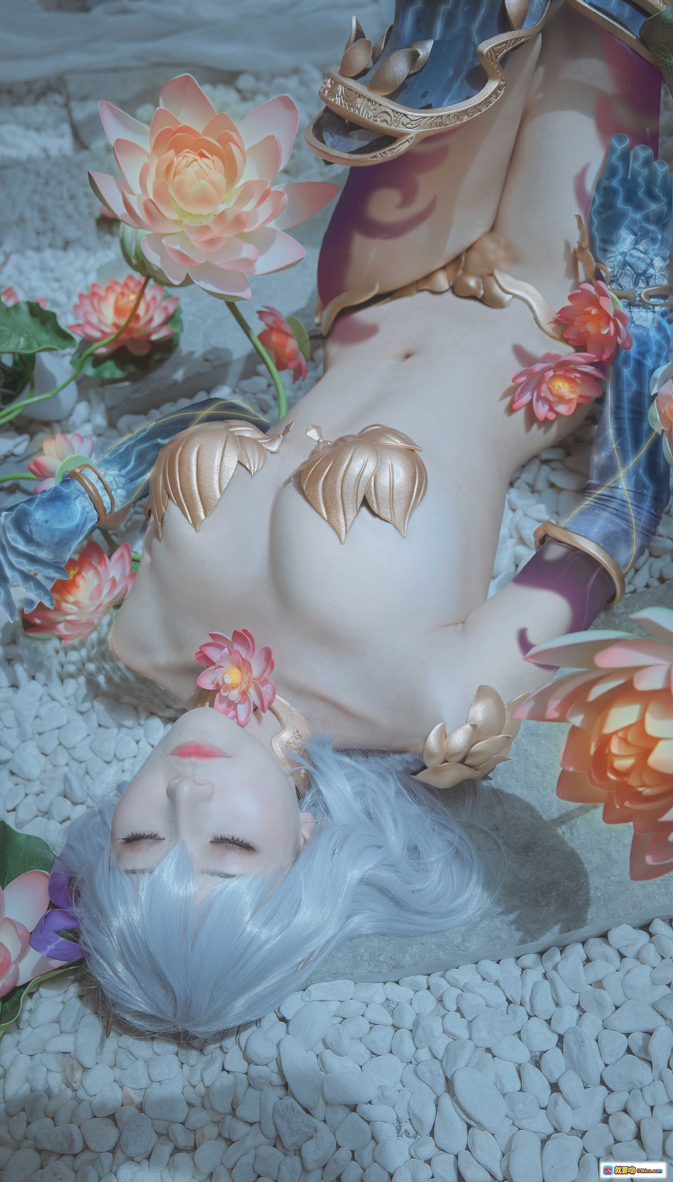 图片[10] - 三刀刀miido NO.020 伽摩 Cosplay 精美写真 19P 242MB 和风场景 花瓣装饰 蓝紫配色 高跟长靴 优雅姿态 - 就要吻