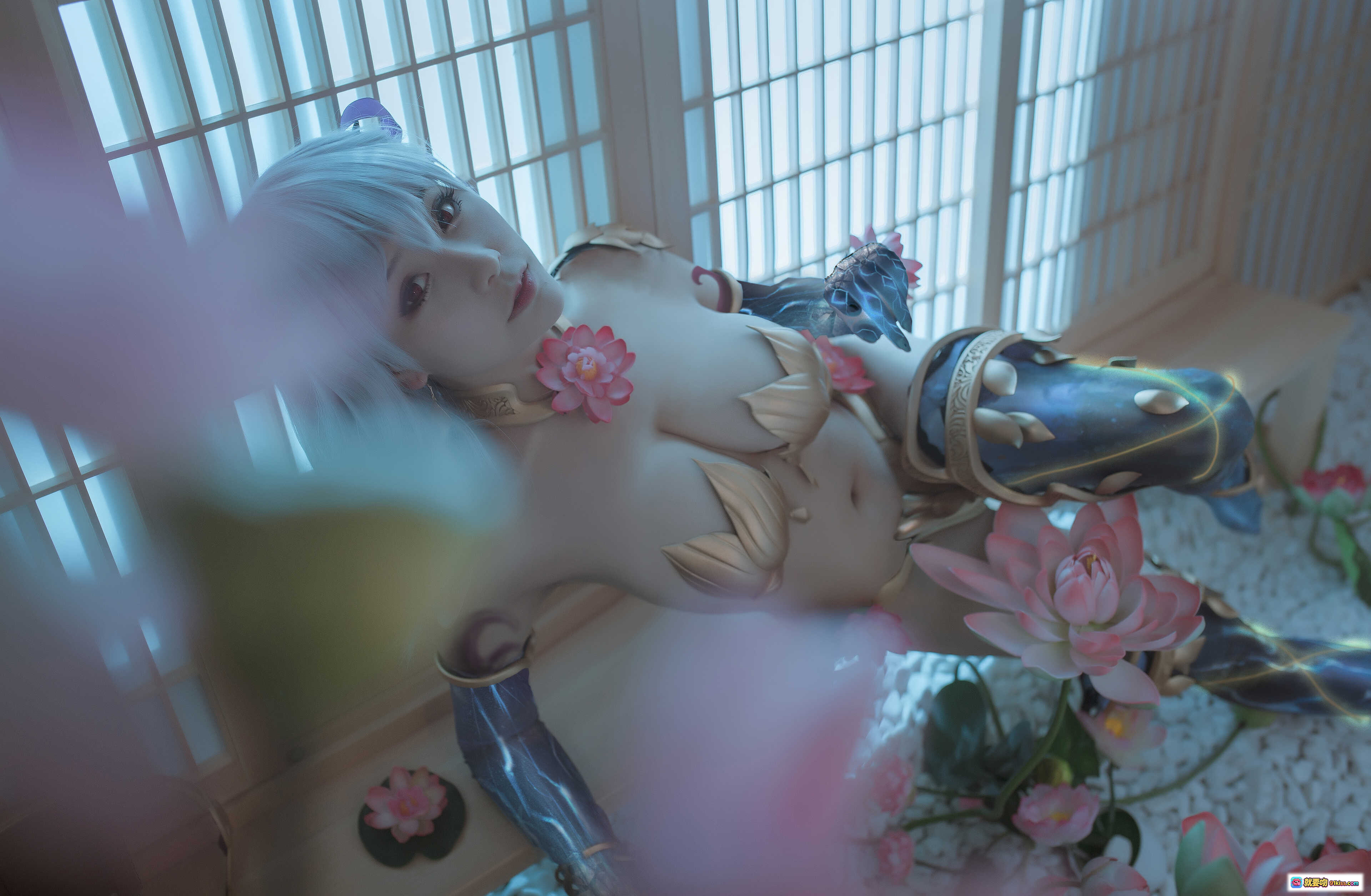 图片[2] - 三刀刀miido NO.020 伽摩 Cosplay 精美写真 19P 242MB 和风场景 花瓣装饰 蓝紫配色 高跟长靴 优雅姿态 - 就要吻