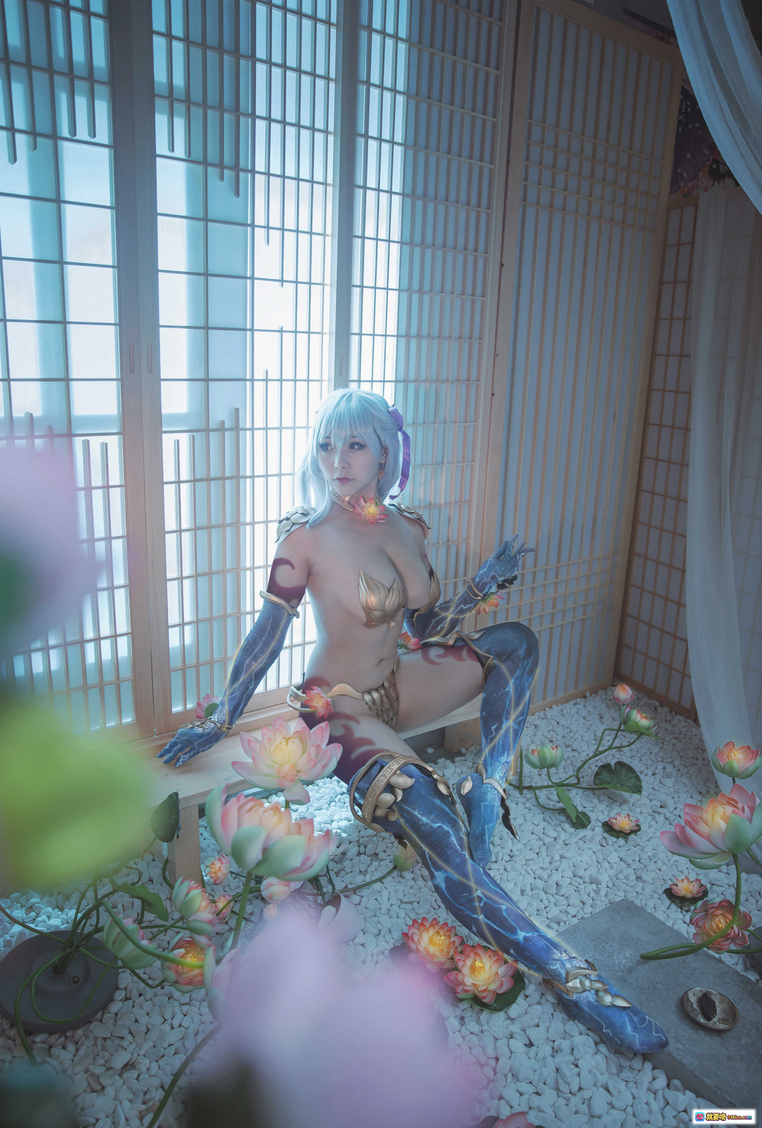 图片[9] - 三刀刀miido NO.020 伽摩 Cosplay 精美写真 19P 242MB 和风场景 花瓣装饰 蓝紫配色 高跟长靴 优雅姿态 - 就要吻