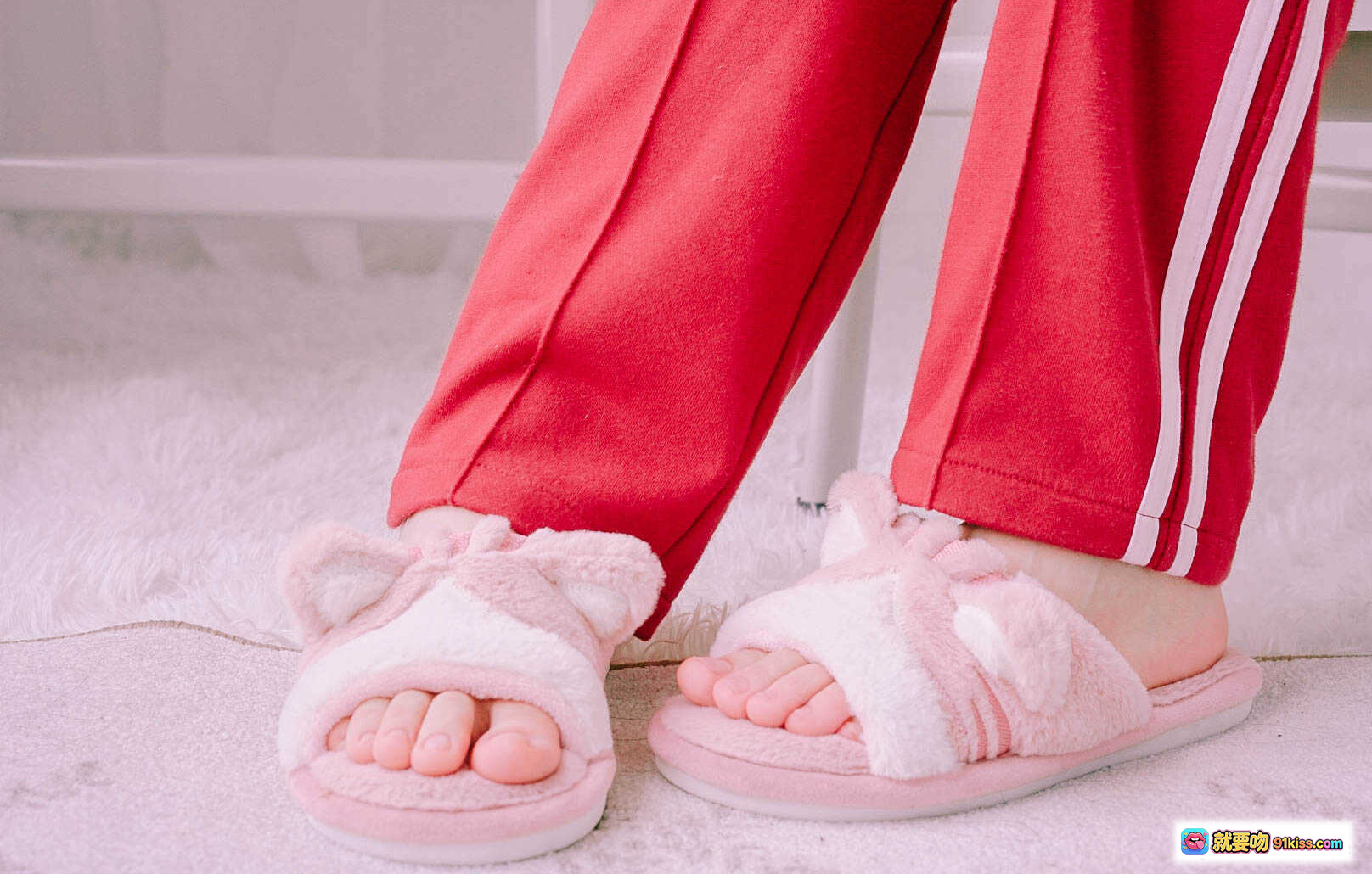 图片[7] - 眼酱大魔王w NO.007 裸足特写 粉色毛绒地毯 红色运动裤 白条纹 蝴蝶结黑丝 兽耳补丁 43P高清图集 - 就要吻