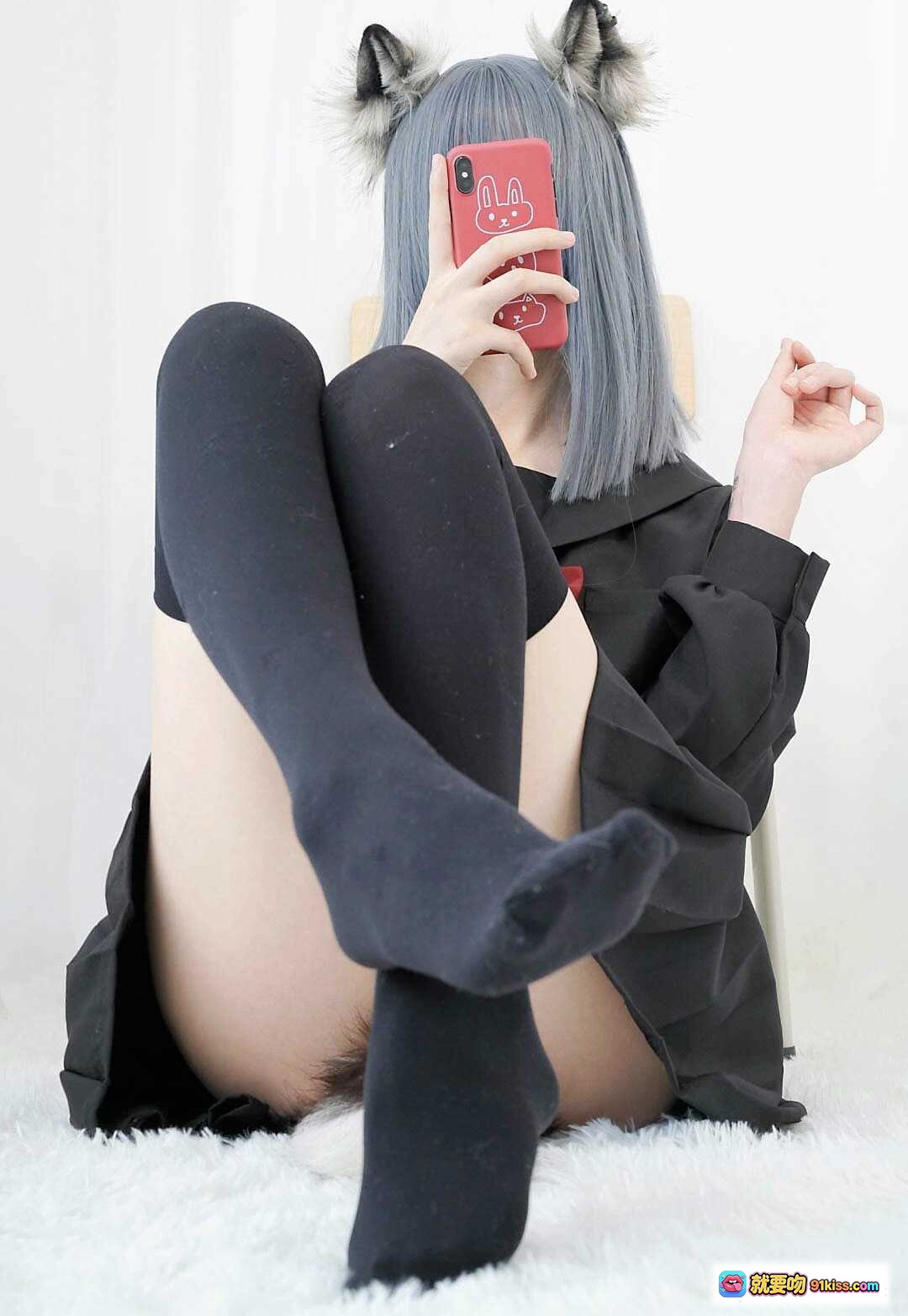 图片[8] - 眼酱大魔王w NO.007 裸足特写 粉色毛绒地毯 红色运动裤 白条纹 蝴蝶结黑丝 兽耳补丁 43P高清图集 - 就要吻