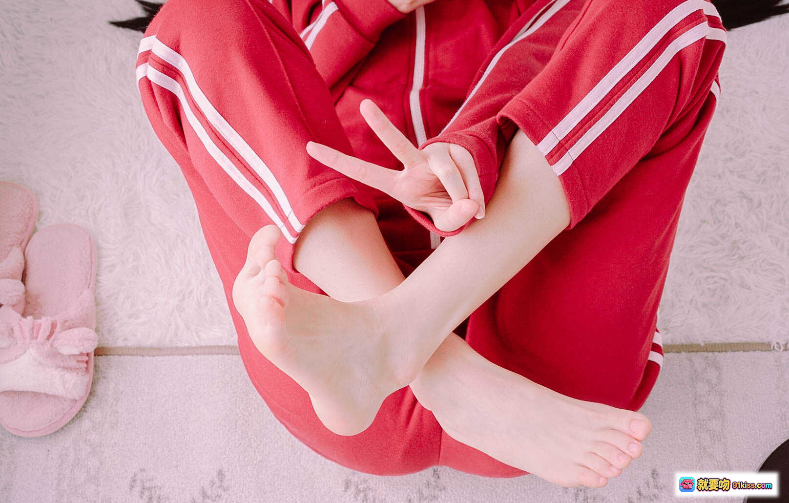 图片[6] - 眼酱大魔王w NO.007 裸足特写 粉色毛绒地毯 红色运动裤 白条纹 蝴蝶结黑丝 兽耳补丁 43P高清图集 - 就要吻