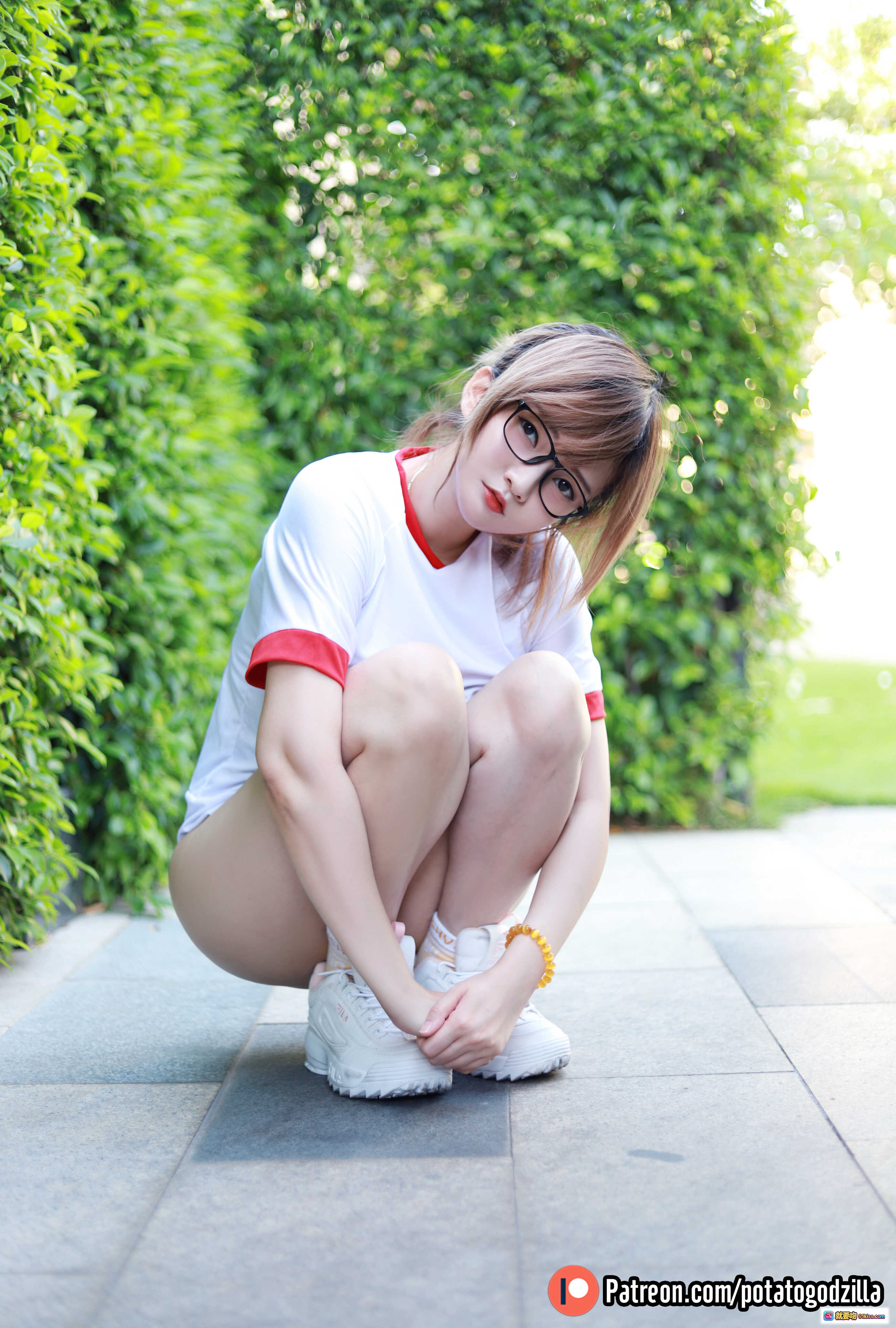 图片[6] - Potato Godzilla NO.010 健身服写真 | 白色短袖+红色运动短裤 | 户外绿植背景 | 时尚运动风 | 30P高清图集 - 就要吻