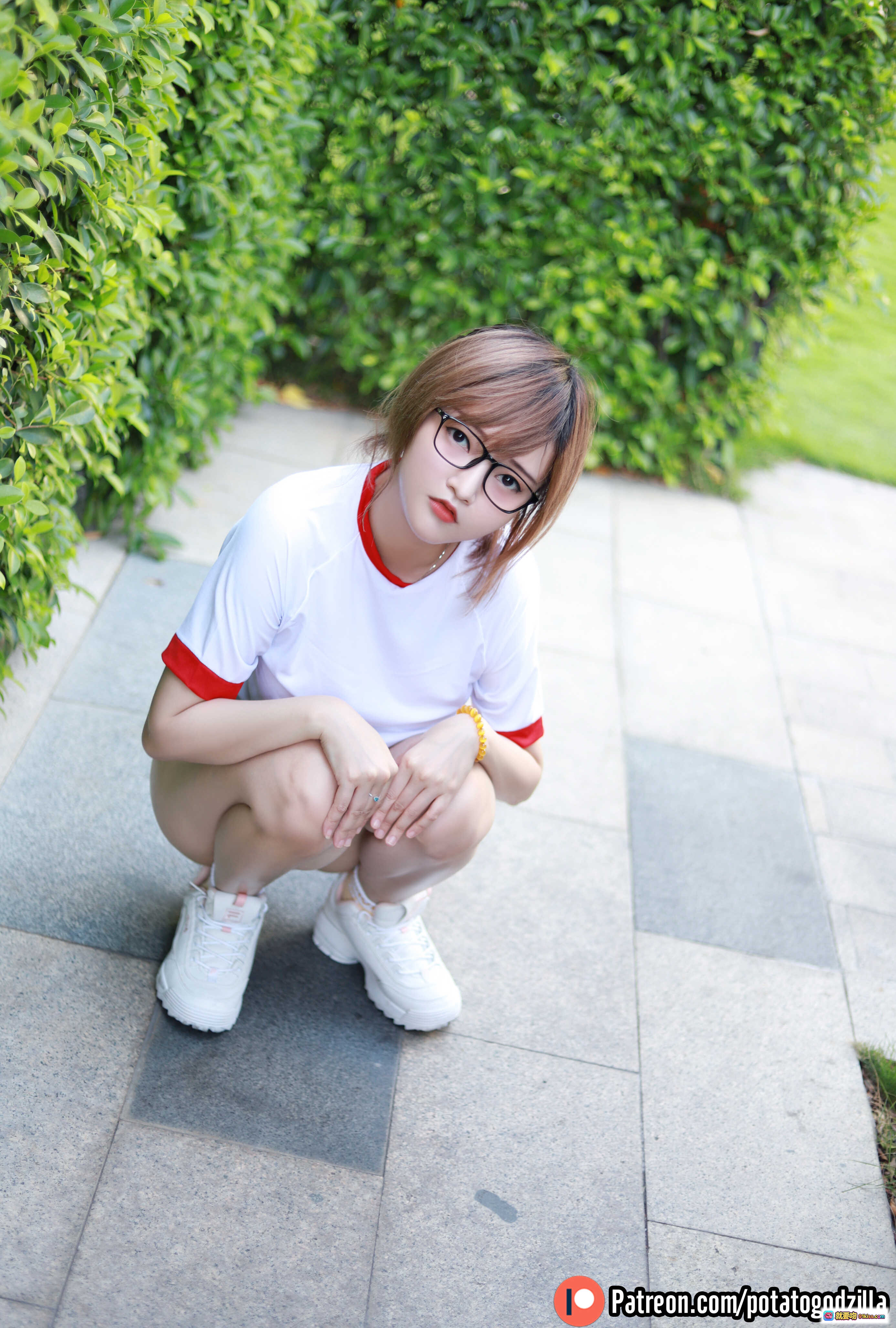 图片[5] - Potato Godzilla NO.010 健身服写真 | 白色短袖+红色运动短裤 | 户外绿植背景 | 时尚运动风 | 30P高清图集 - 就要吻