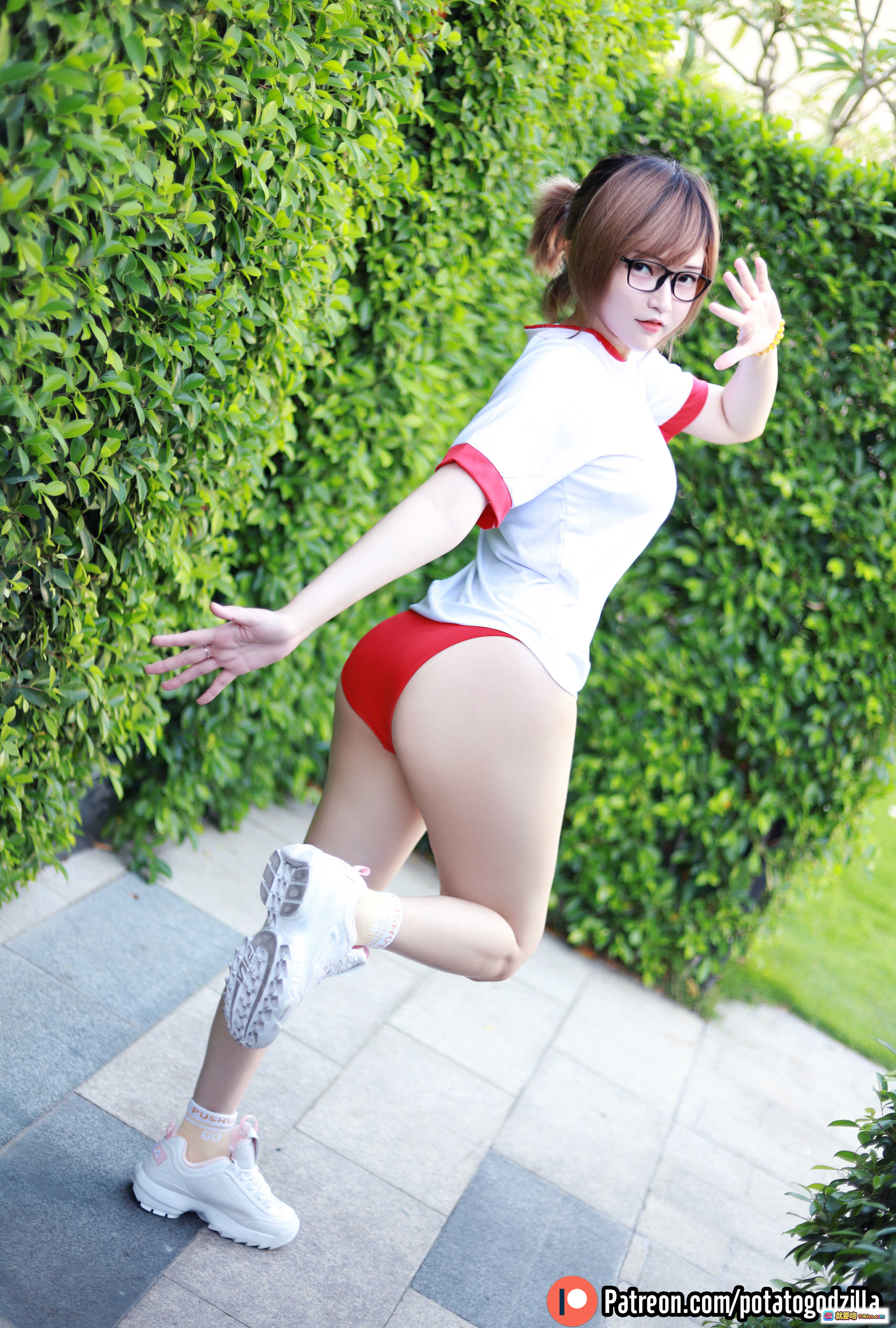 图片[2] - Potato Godzilla NO.010 健身服写真 | 白色短袖+红色运动短裤 | 户外绿植背景 | 时尚运动风 | 30P高清图集 - 就要吻