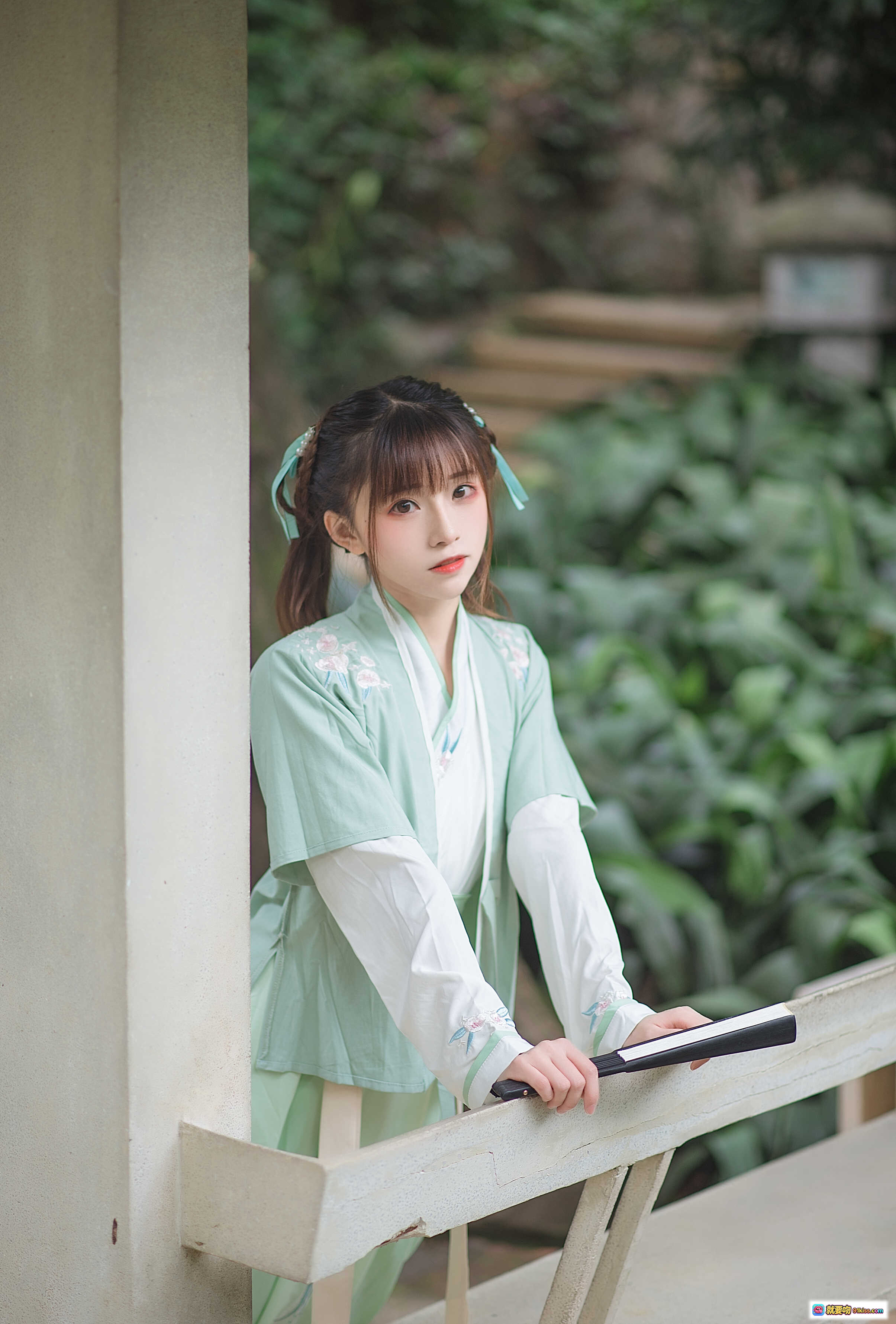 图片[4] - Kitaro_绮太郎 NO.031 汉服写真 | 古风少女 peek门缝 | 绿色汉服刺绣细节 | 传统木门庭院场景 | 清新自然古装摄影 - 就要吻