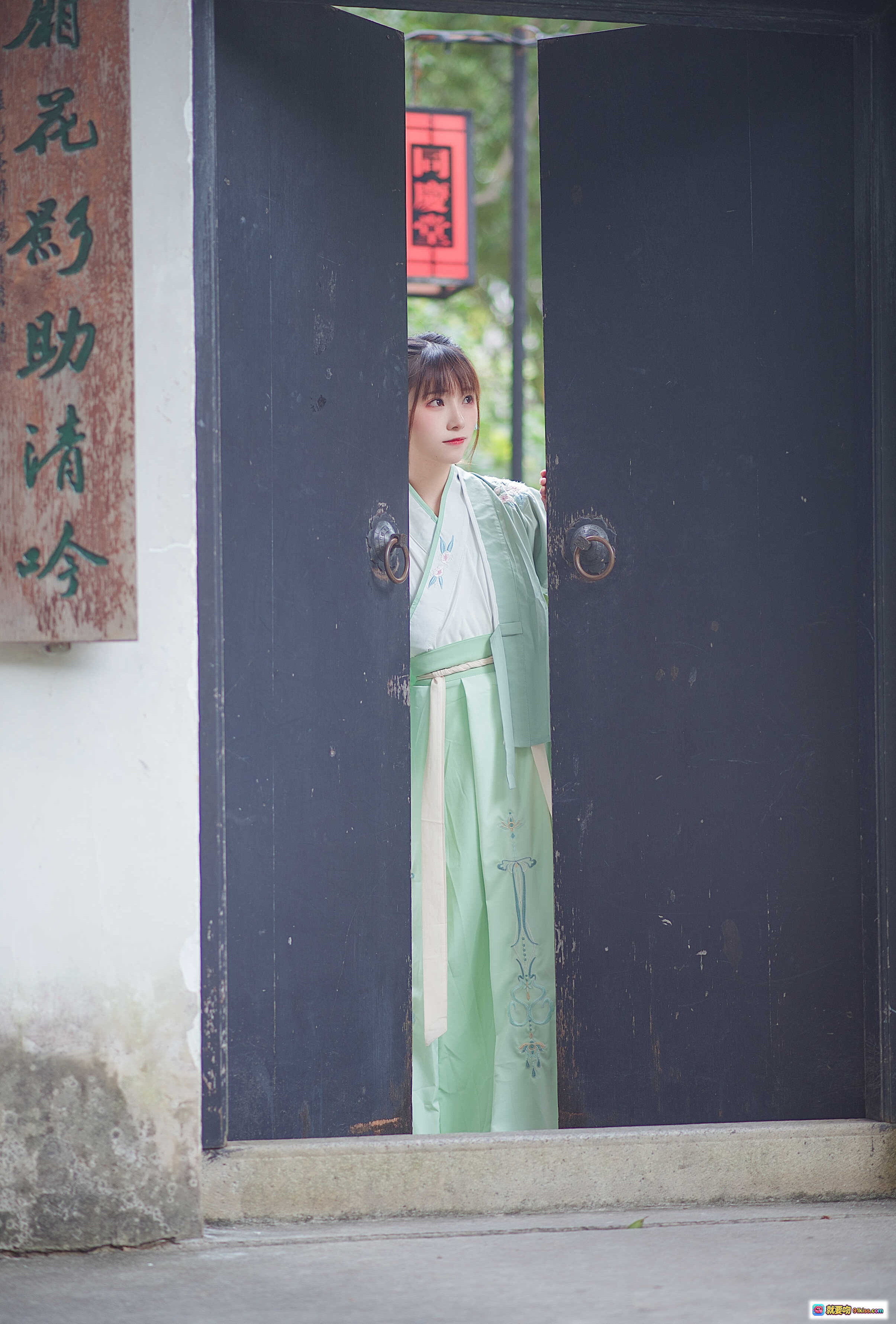 Kitaro_绮太郎 NO.031 汉服写真 | 古风少女 peek门缝 | 绿色汉服刺绣细节 | 传统木门庭院场景 | 清新自然古装摄影 - 就要吻