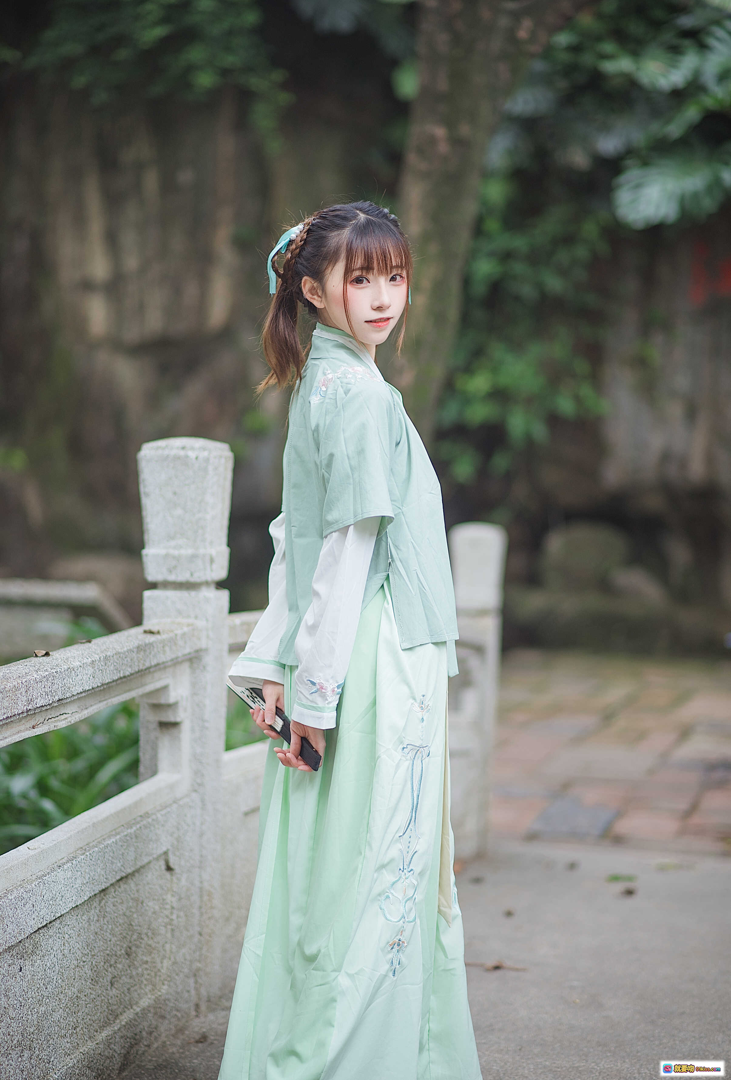 图片[3] - Kitaro_绮太郎 NO.031 汉服写真 | 古风少女 peek门缝 | 绿色汉服刺绣细节 | 传统木门庭院场景 | 清新自然古装摄影 - 就要吻