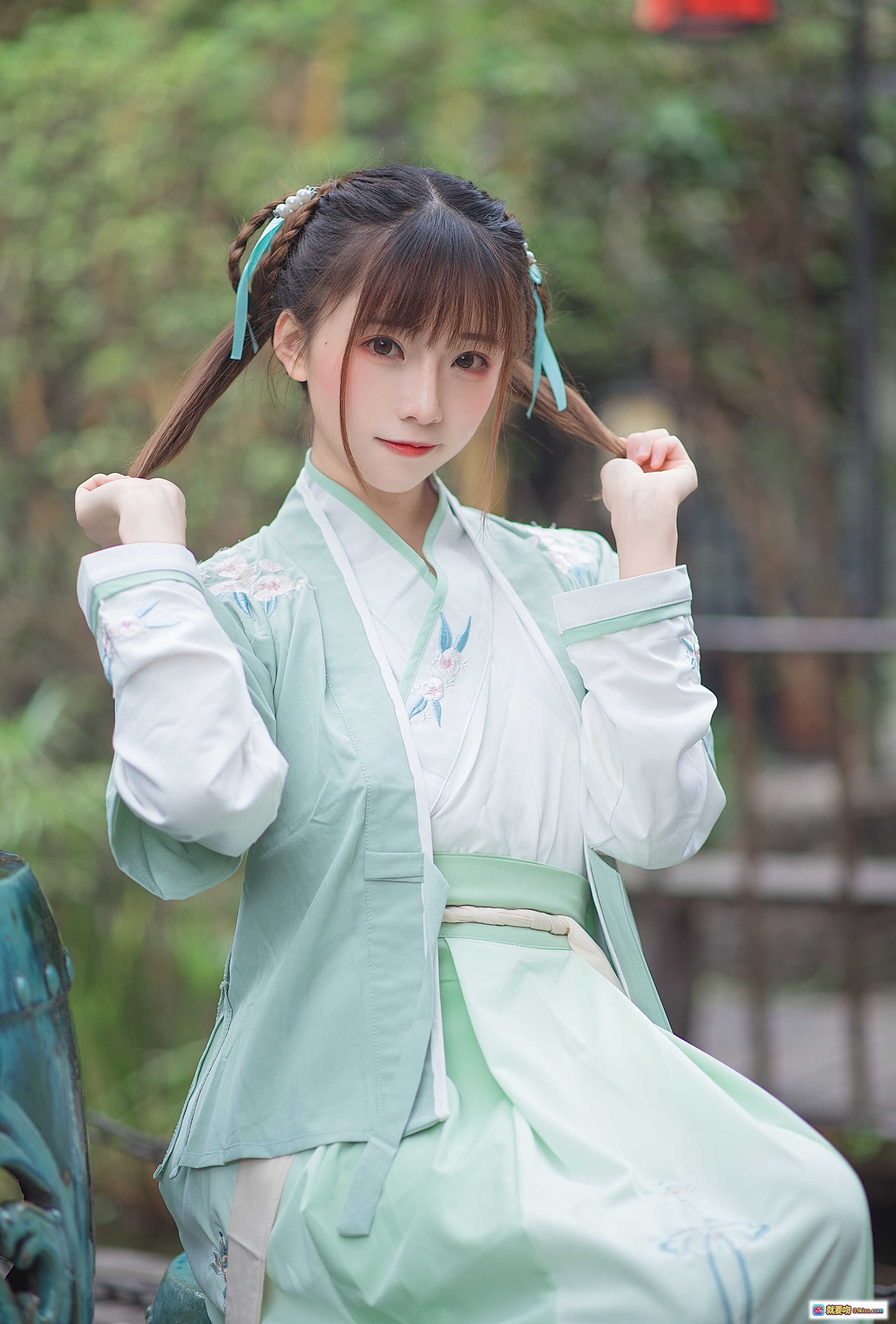 图片[9] - Kitaro_绮太郎 NO.031 汉服写真 | 古风少女 peek门缝 | 绿色汉服刺绣细节 | 传统木门庭院场景 | 清新自然古装摄影 - 就要吻