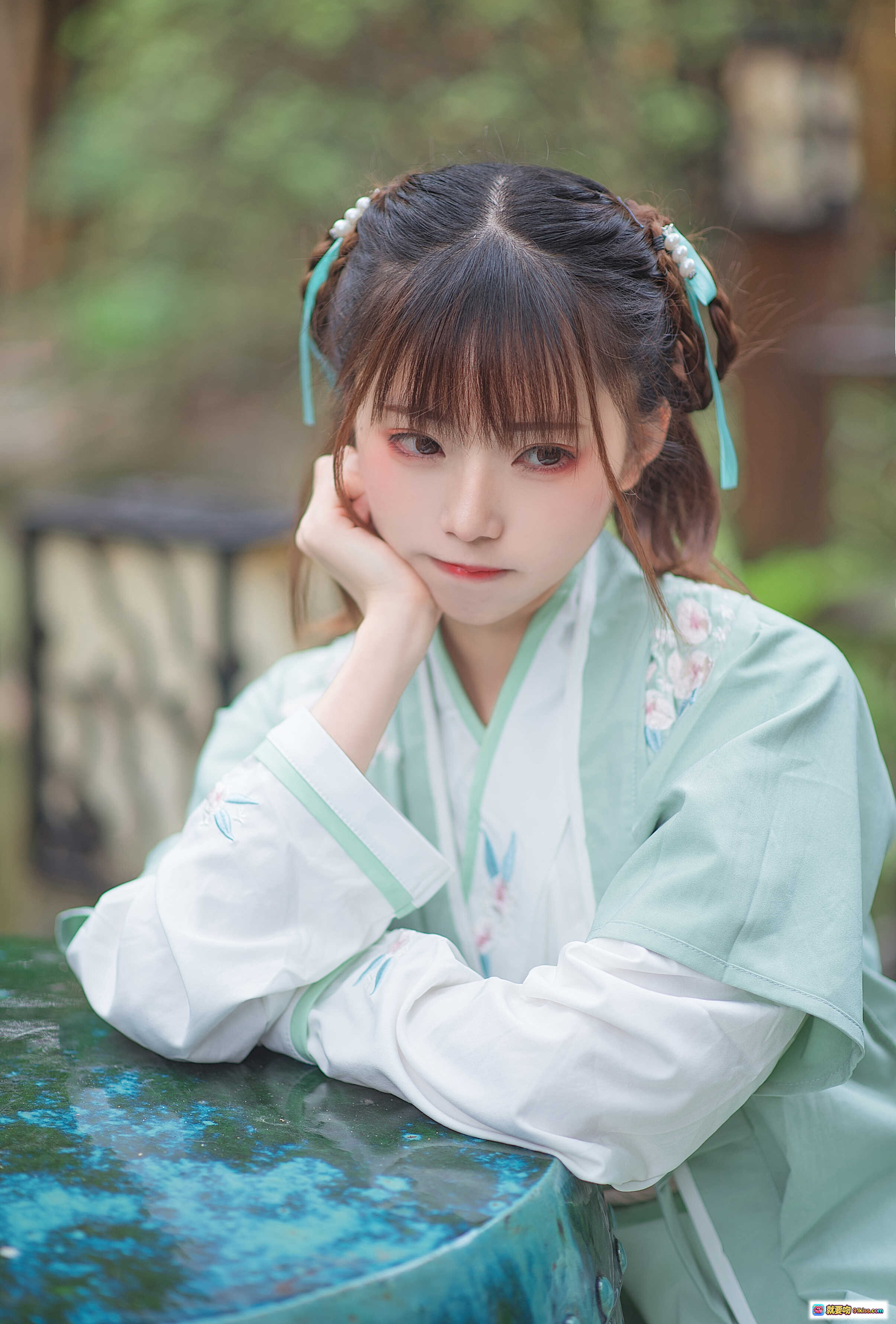 图片[8] - Kitaro_绮太郎 NO.031 汉服写真 | 古风少女 peek门缝 | 绿色汉服刺绣细节 | 传统木门庭院场景 | 清新自然古装摄影 - 就要吻