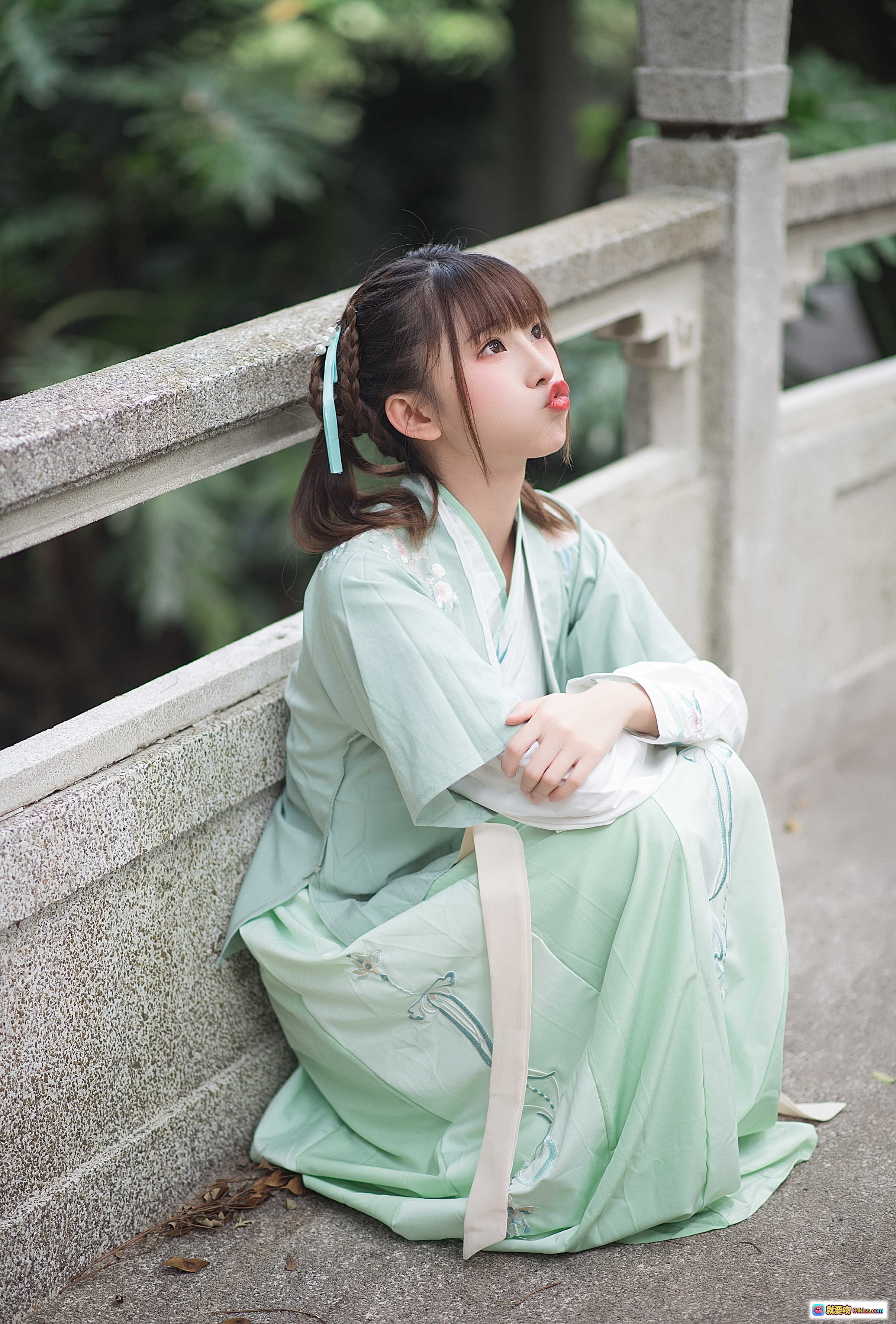 图片[6] - Kitaro_绮太郎 NO.031 汉服写真 | 古风少女 peek门缝 | 绿色汉服刺绣细节 | 传统木门庭院场景 | 清新自然古装摄影 - 就要吻