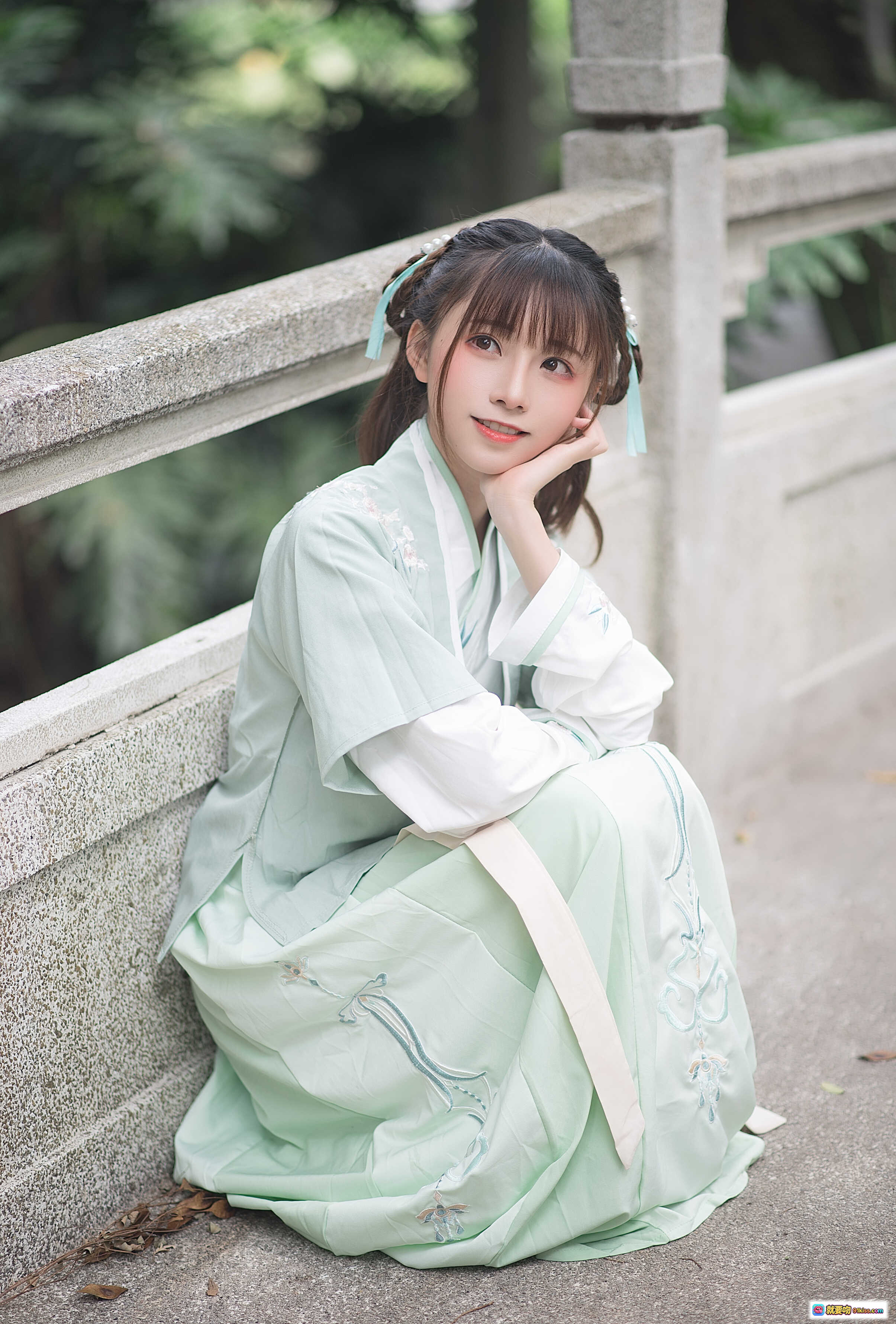 图片[7] - Kitaro_绮太郎 NO.031 汉服写真 | 古风少女 peek门缝 | 绿色汉服刺绣细节 | 传统木门庭院场景 | 清新自然古装摄影 - 就要吻