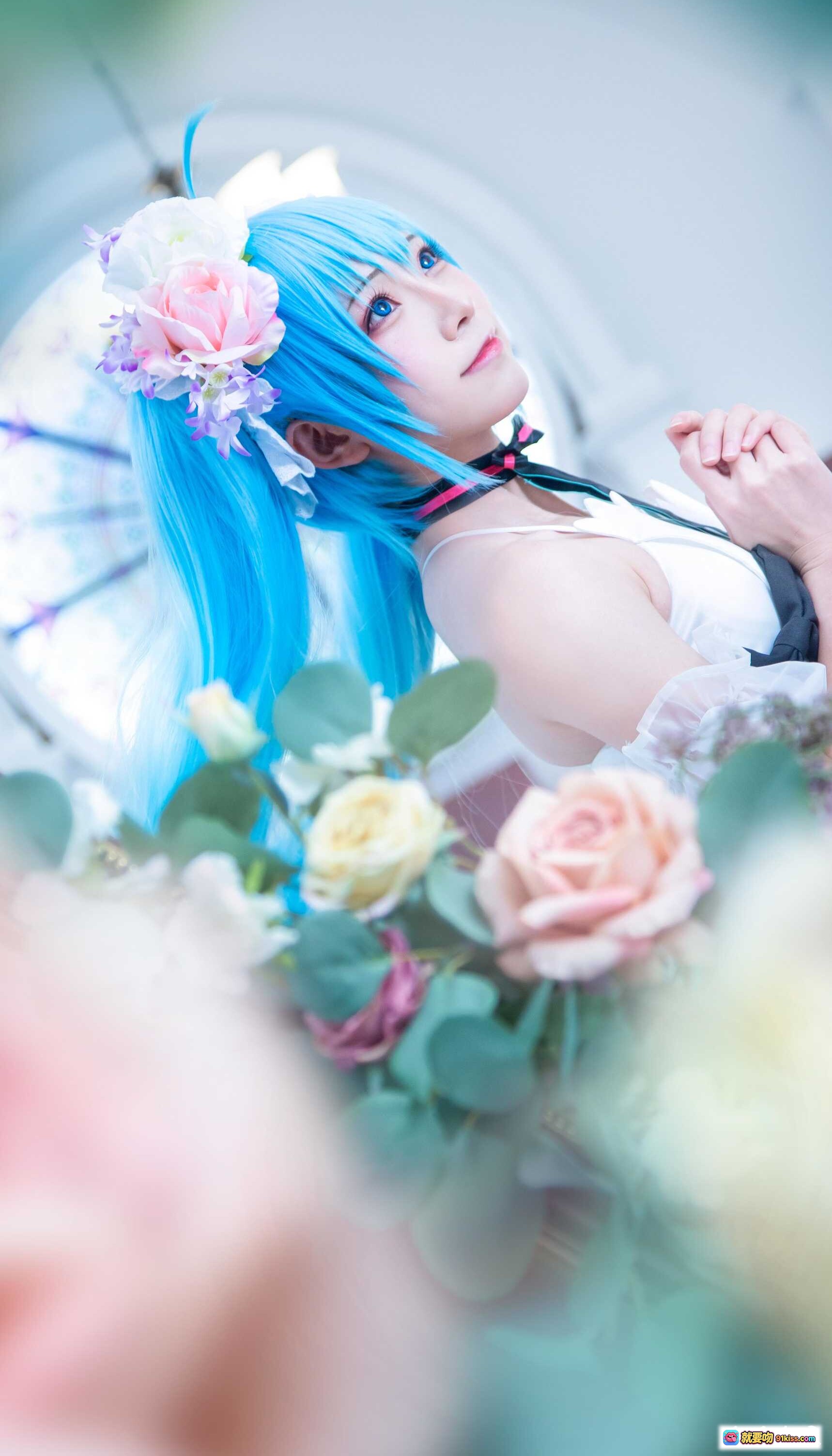 图片[7] - 初音未来cosplay蓝发少女白色洛丽塔裙优雅姿态室内教堂风摄影写真Kitaro绮太郎NO.056 - 就要吻
