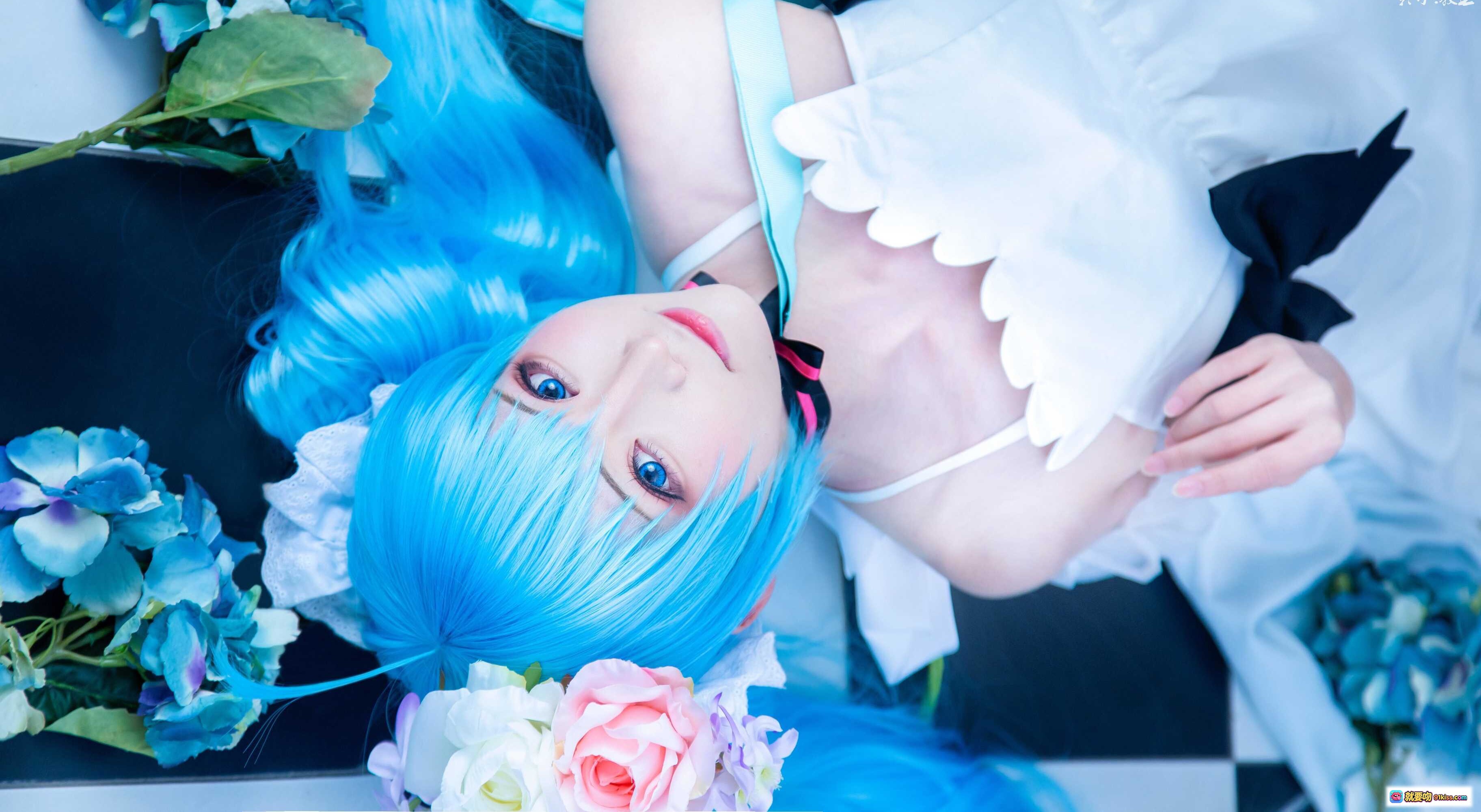 图片[2] - 初音未来cosplay蓝发少女白色洛丽塔裙优雅姿态室内教堂风摄影写真Kitaro绮太郎NO.056 - 就要吻
