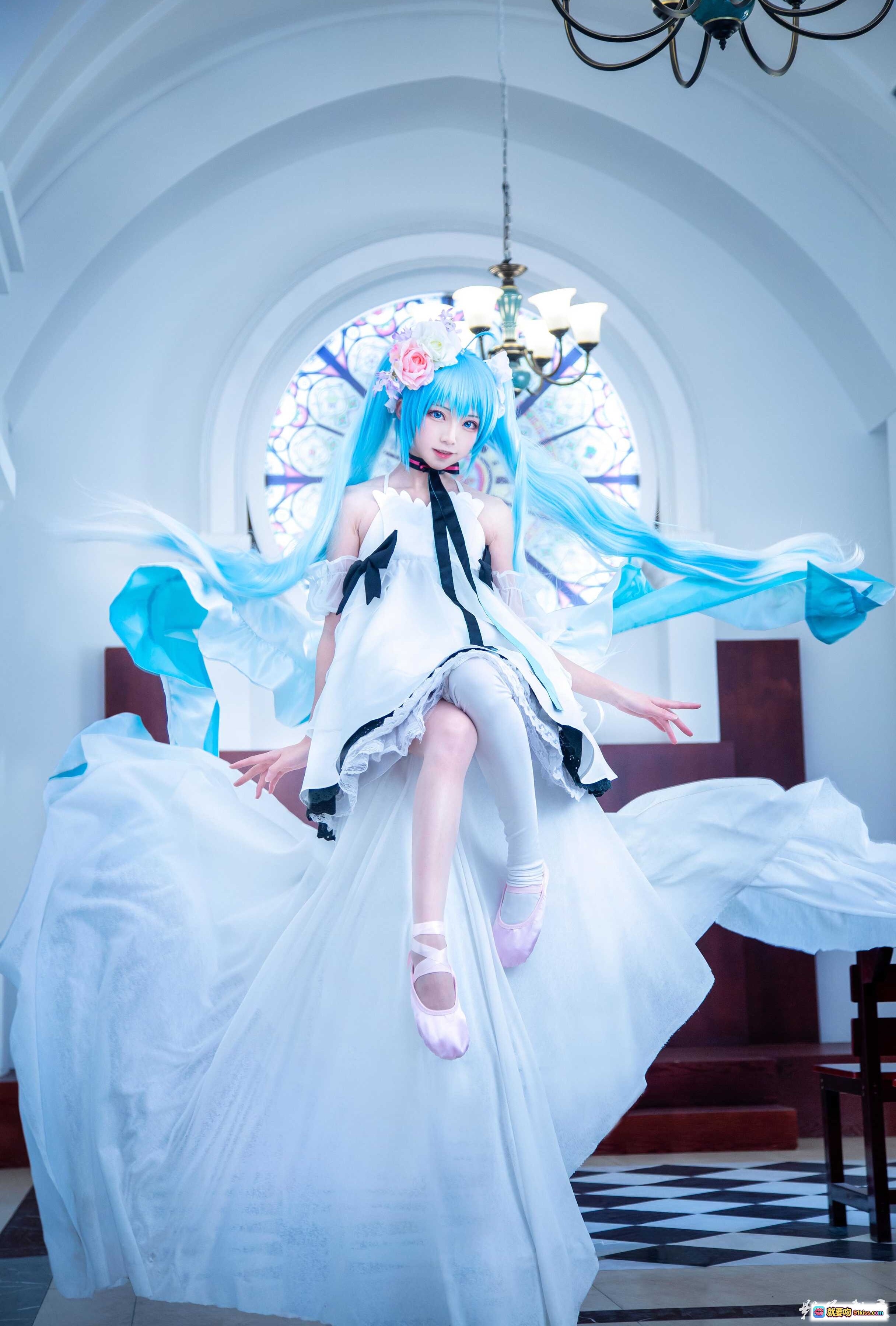 图片[5] - 初音未来cosplay蓝发少女白色洛丽塔裙优雅姿态室内教堂风摄影写真Kitaro绮太郎NO.056 - 就要吻