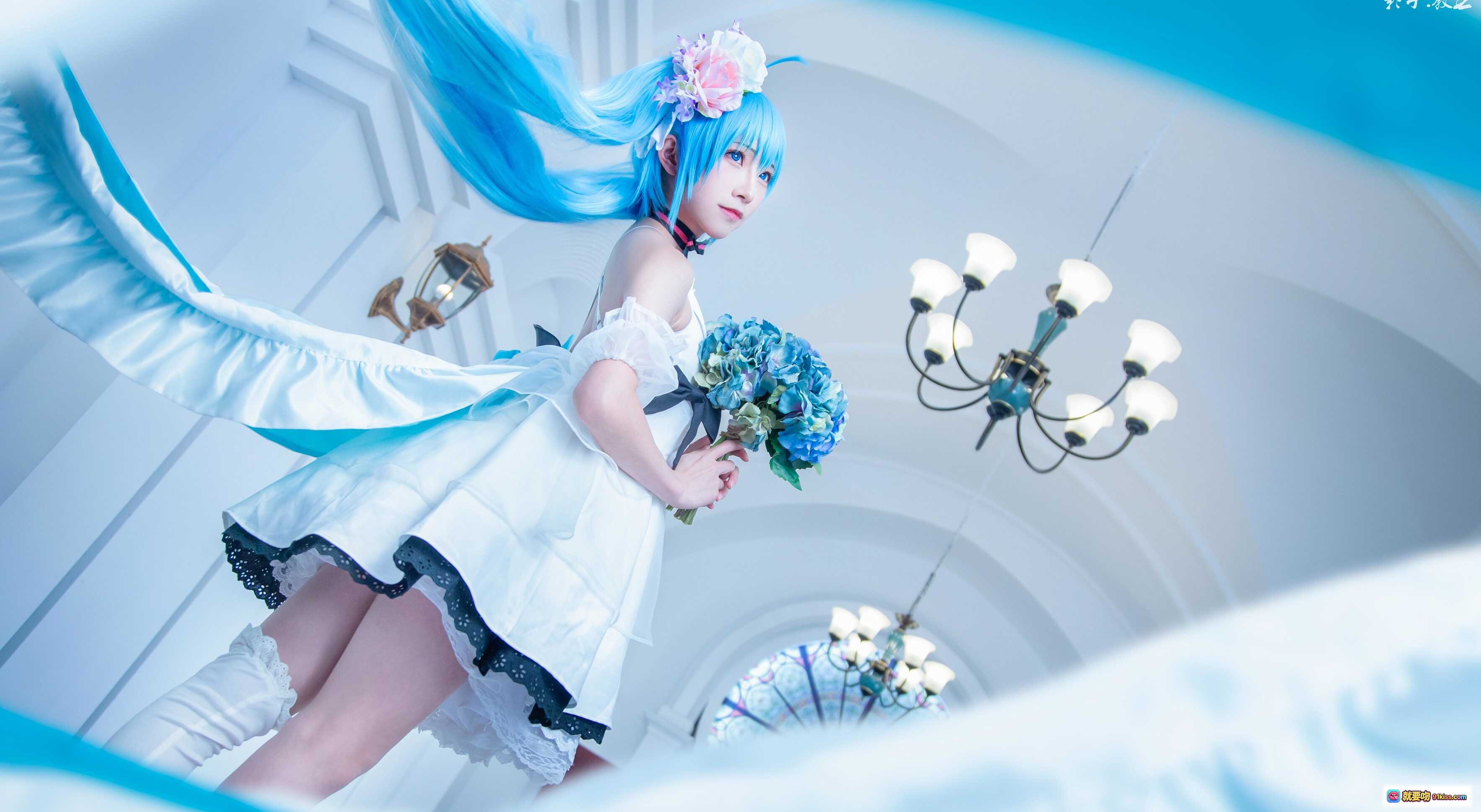 图片[6] - 初音未来cosplay蓝发少女白色洛丽塔裙优雅姿态室内教堂风摄影写真Kitaro绮太郎NO.056 - 就要吻