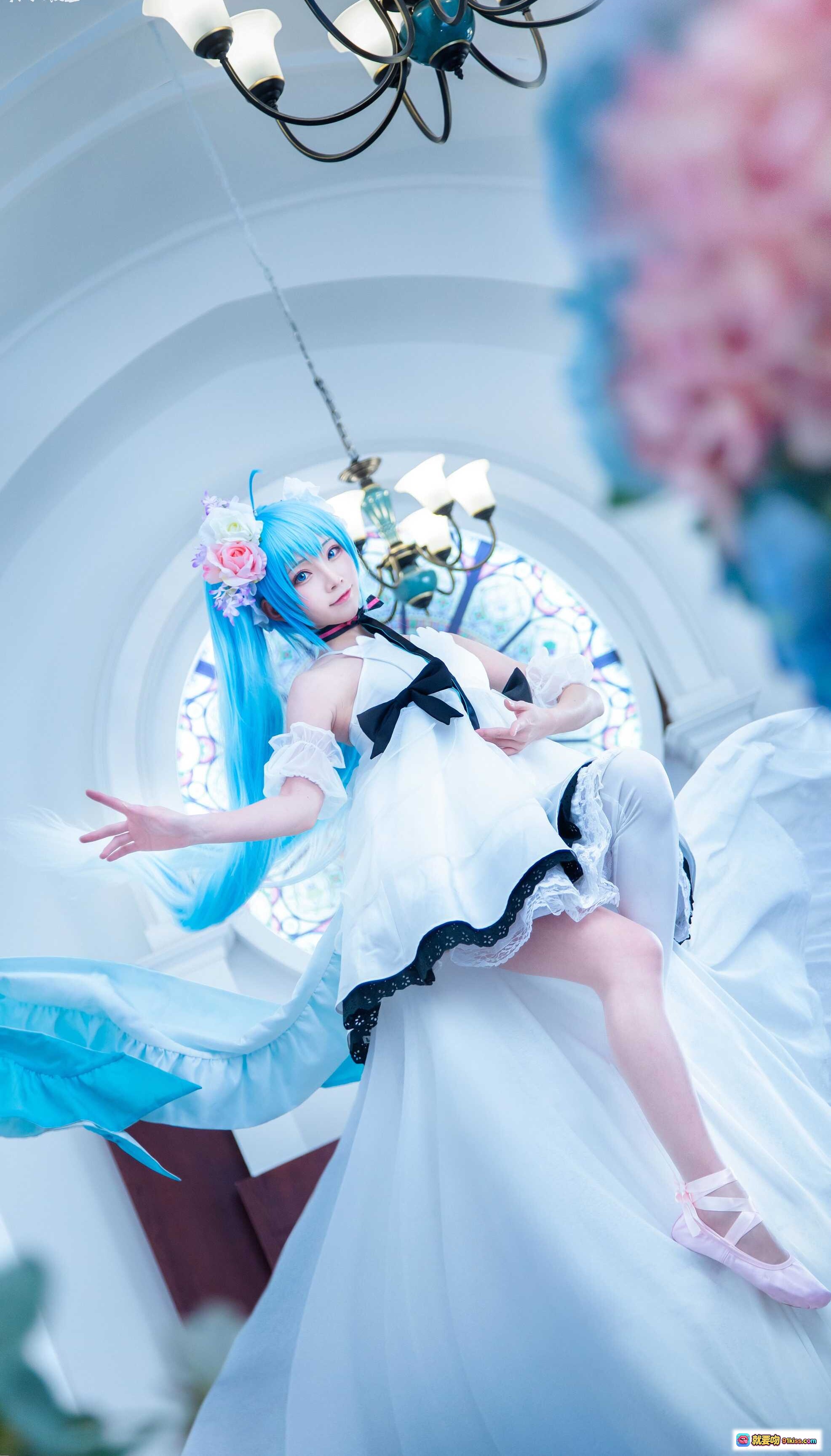图片[1] - 初音未来cosplay蓝发少女白色洛丽塔裙优雅姿态室内教堂风摄影写真Kitaro绮太郎NO.056 - 就要吻