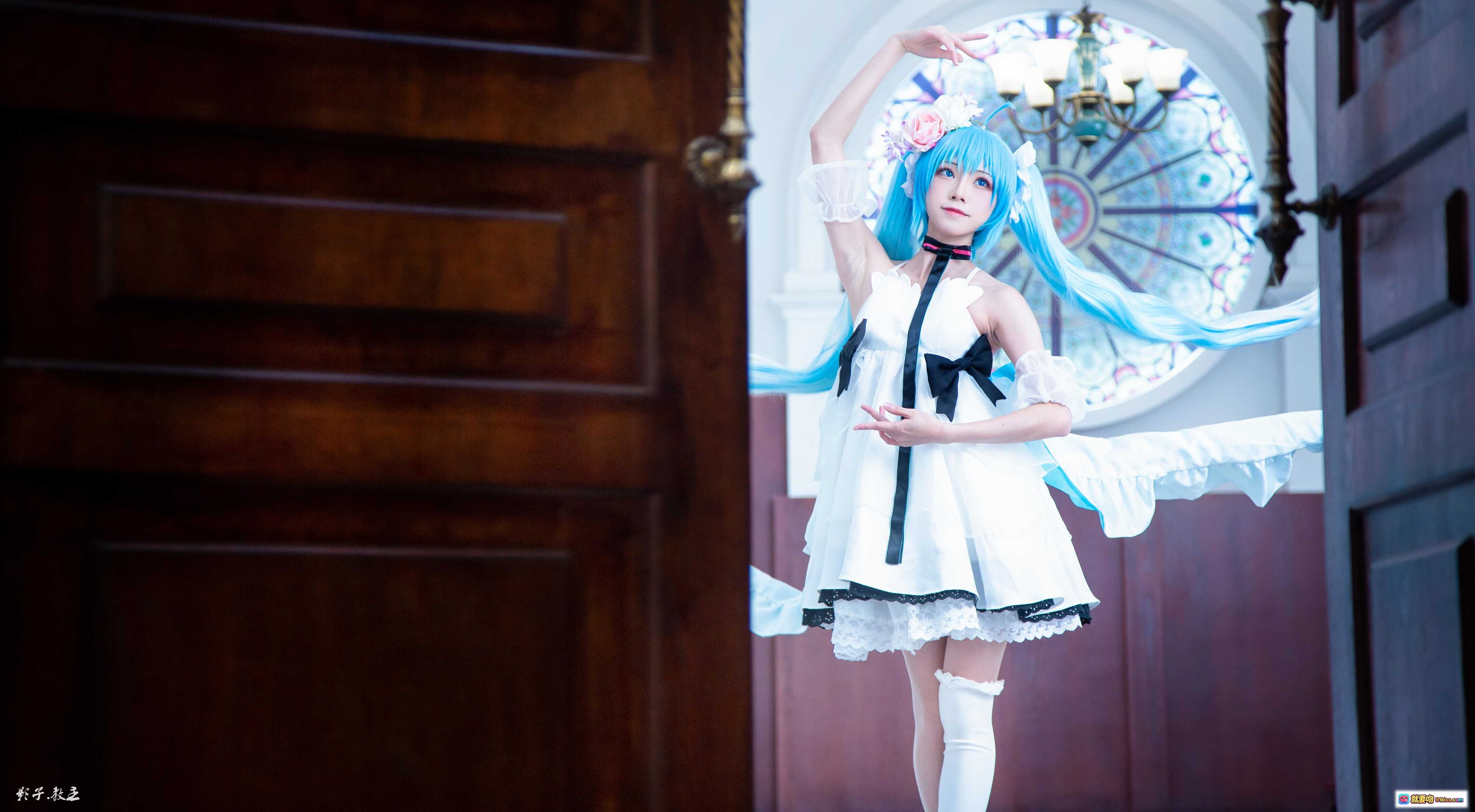 图片[10] - 初音未来cosplay蓝发少女白色洛丽塔裙优雅姿态室内教堂风摄影写真Kitaro绮太郎NO.056 - 就要吻