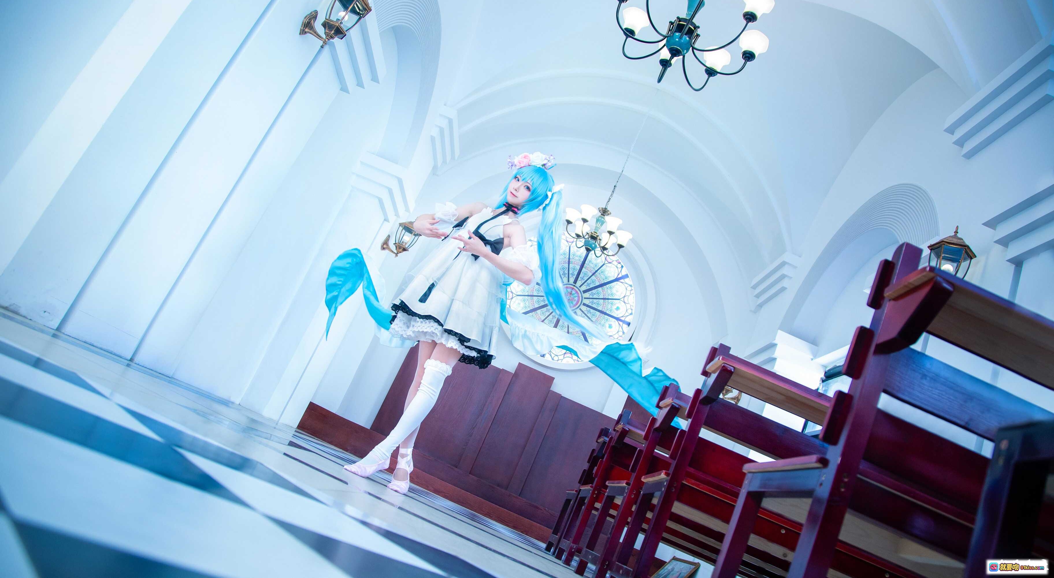 图片[3] - 初音未来cosplay蓝发少女白色洛丽塔裙优雅姿态室内教堂风摄影写真Kitaro绮太郎NO.056 - 就要吻