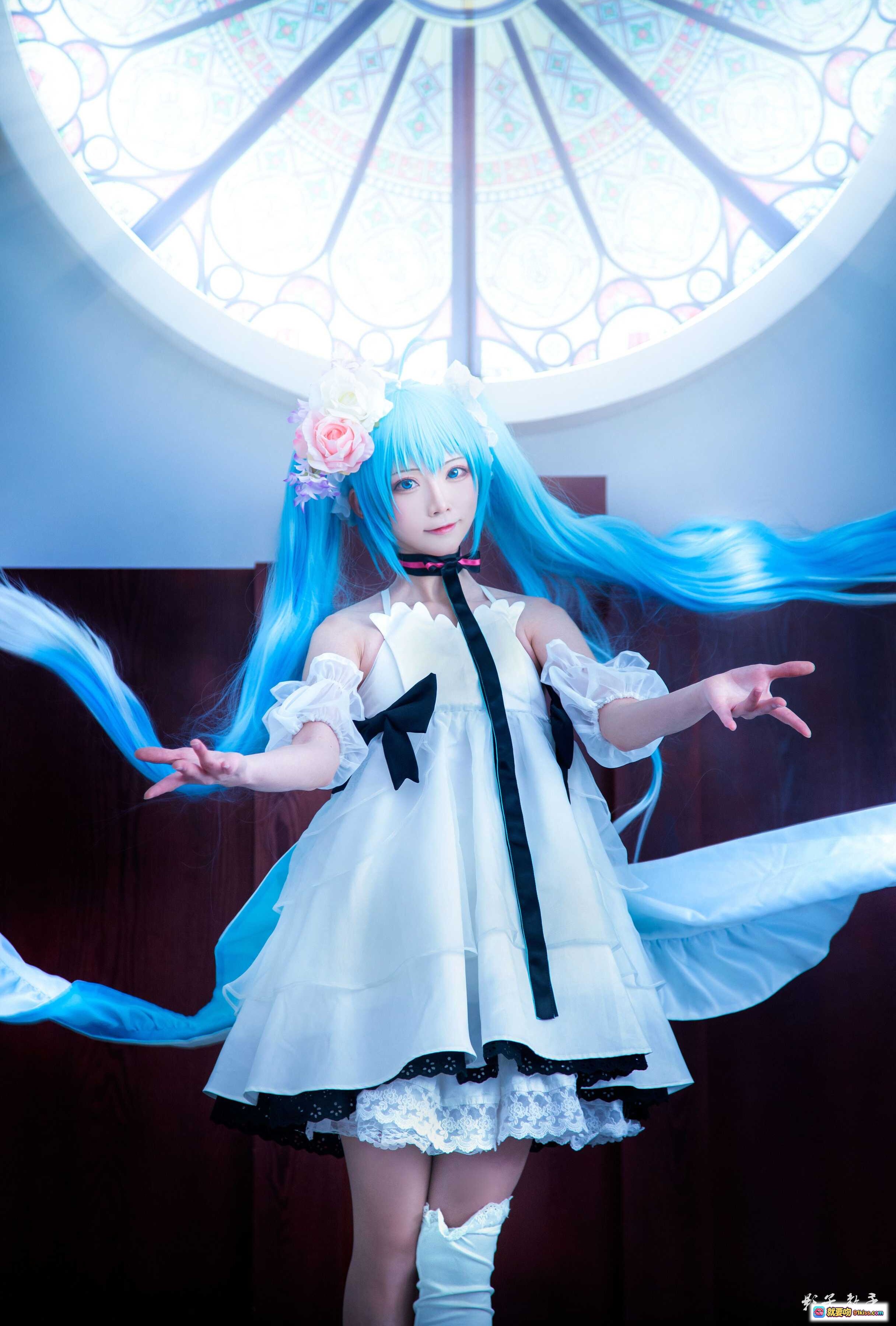 图片[9] - 初音未来cosplay蓝发少女白色洛丽塔裙优雅姿态室内教堂风摄影写真Kitaro绮太郎NO.056 - 就要吻