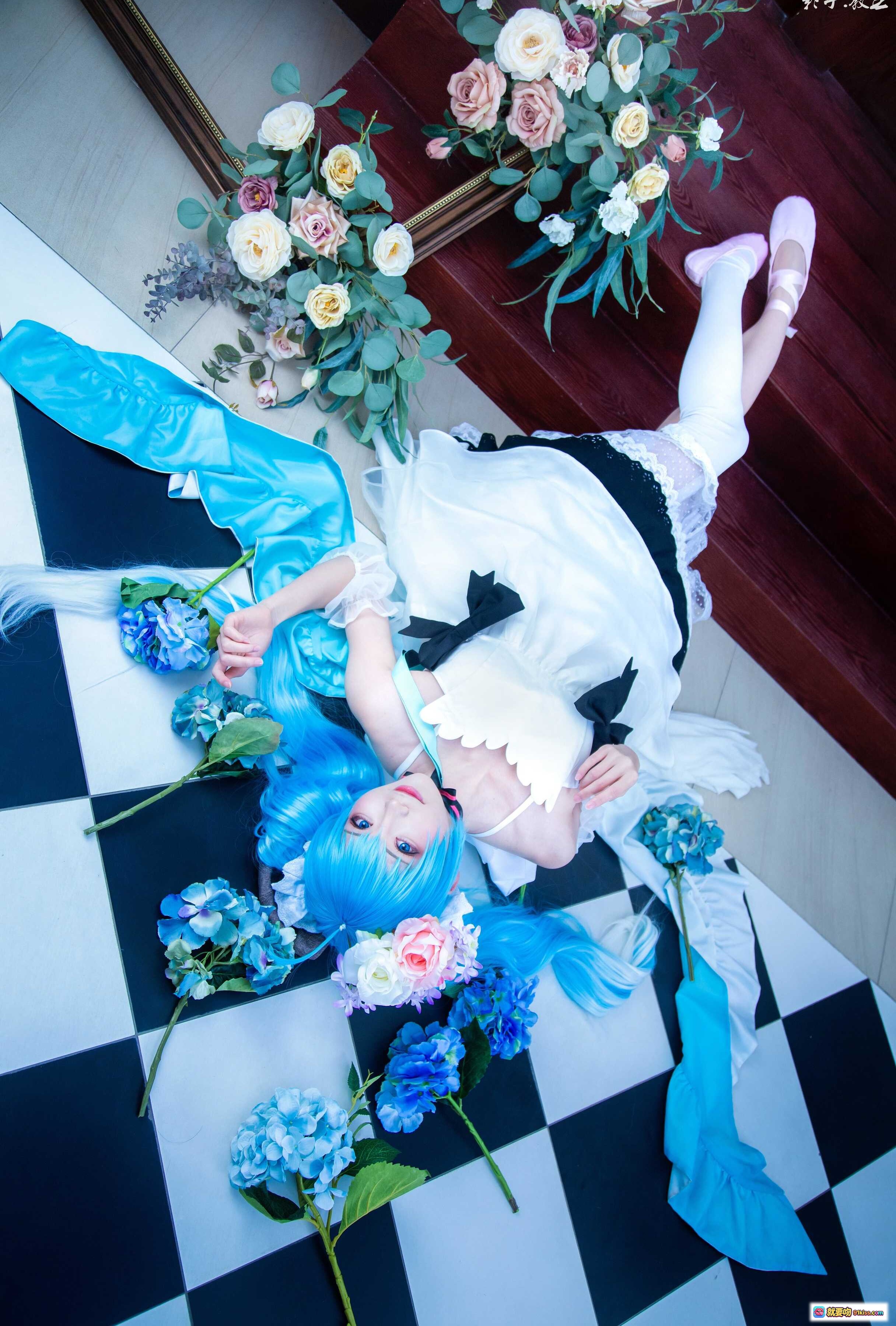 图片[4] - 初音未来cosplay蓝发少女白色洛丽塔裙优雅姿态室内教堂风摄影写真Kitaro绮太郎NO.056 - 就要吻