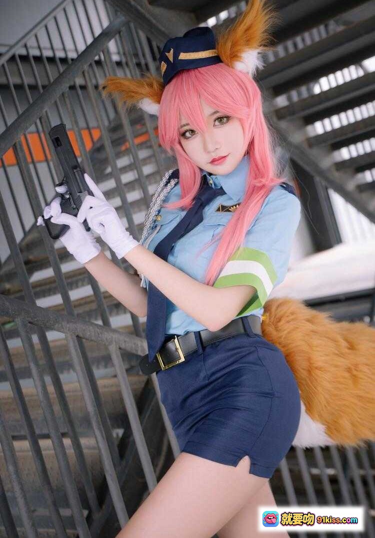 图片[1] - 玉藻前FATE制服Cosplay粉发狐耳持枪写真 二次元动漫角色扮演美少女摄影 - 就要吻