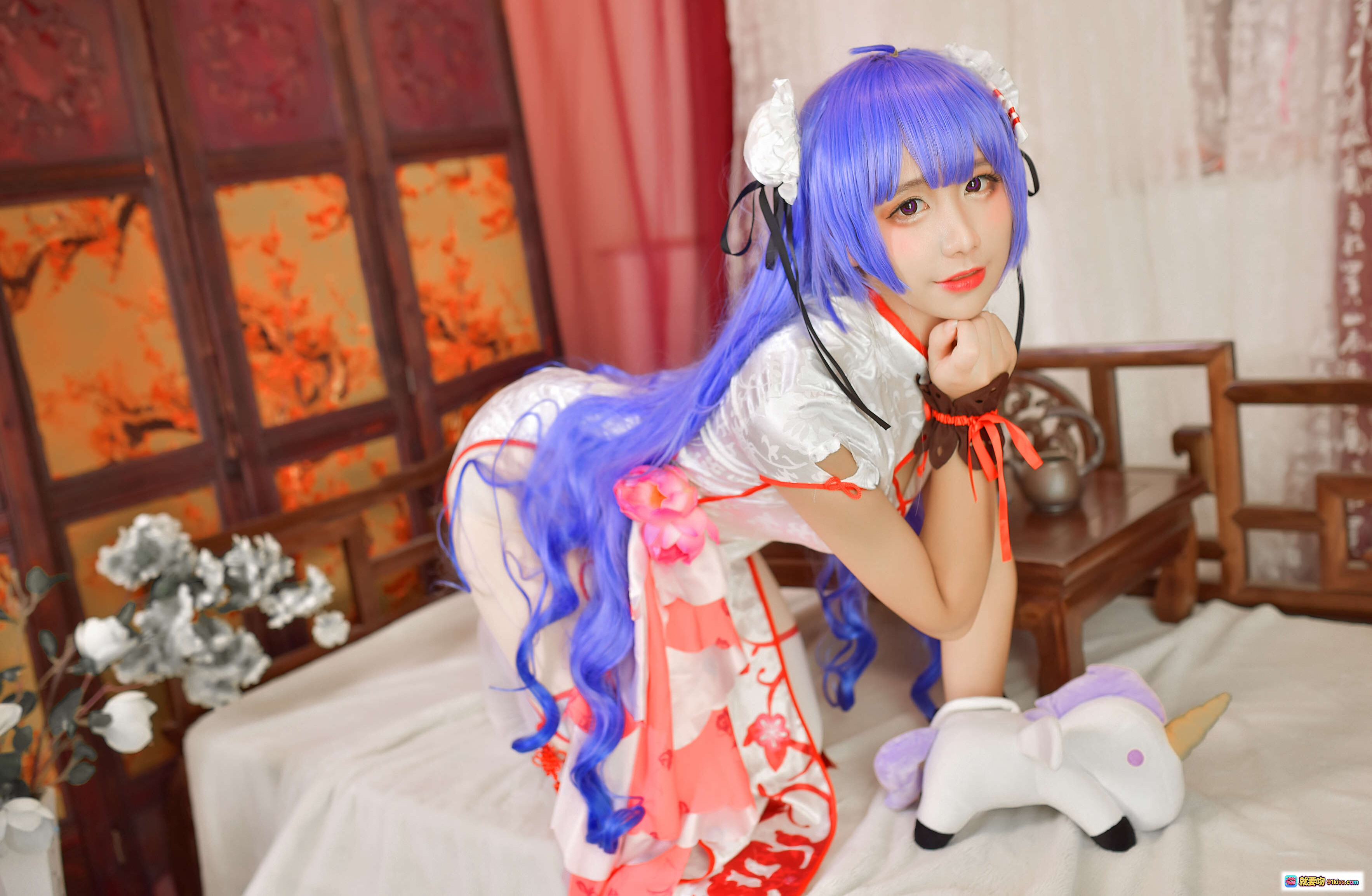 图片[2] - 九曲Jean NO.016 旗袍Cosplay 紫发少女抱独角兽玩偶 传统中式红白刺绣旗袍 高开叉设计 古风摄影写真 9P-54MB - 就要吻