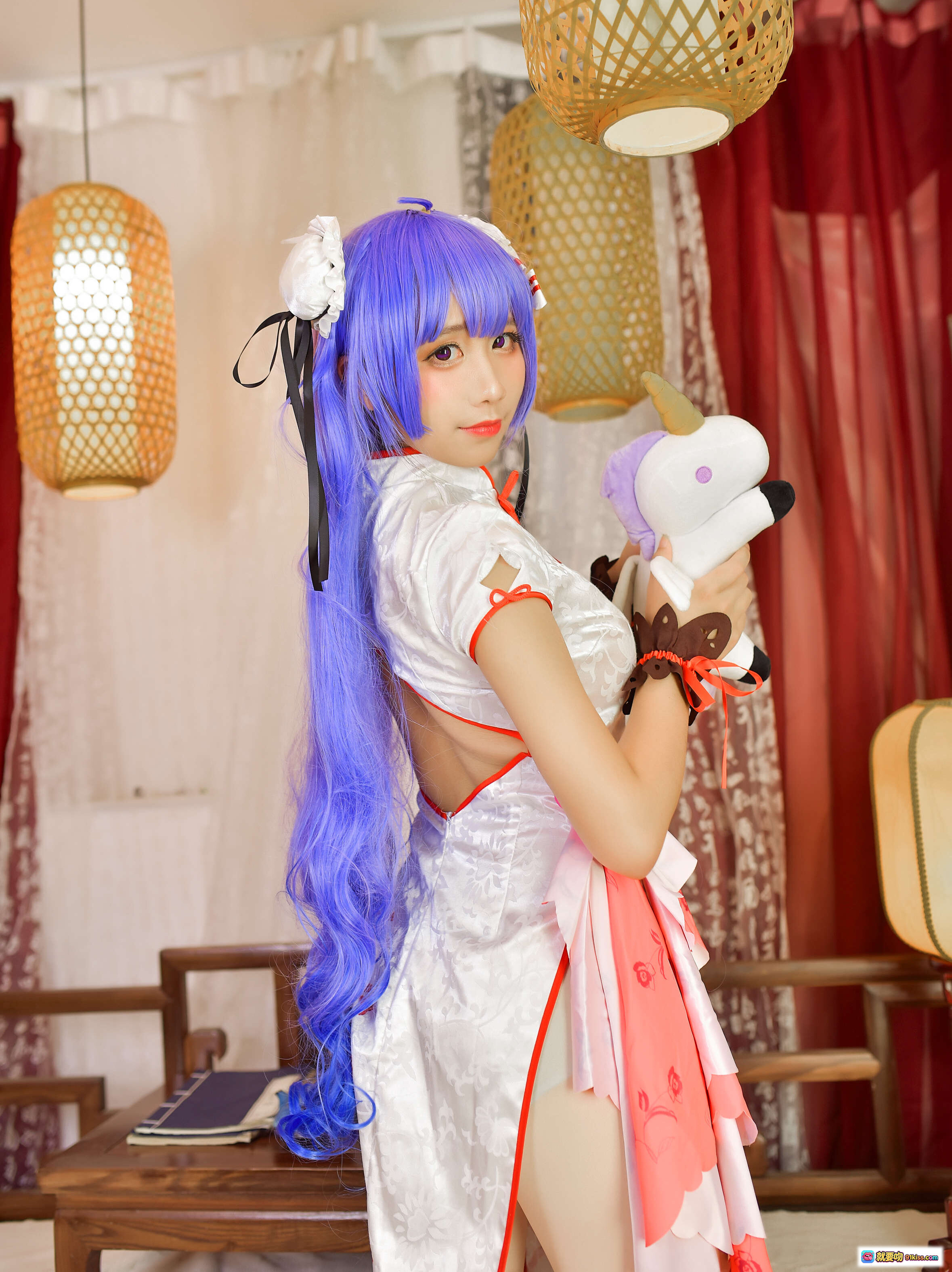 图片[6] - 九曲Jean NO.016 旗袍Cosplay 紫发少女抱独角兽玩偶 传统中式红白刺绣旗袍 高开叉设计 古风摄影写真 9P-54MB - 就要吻