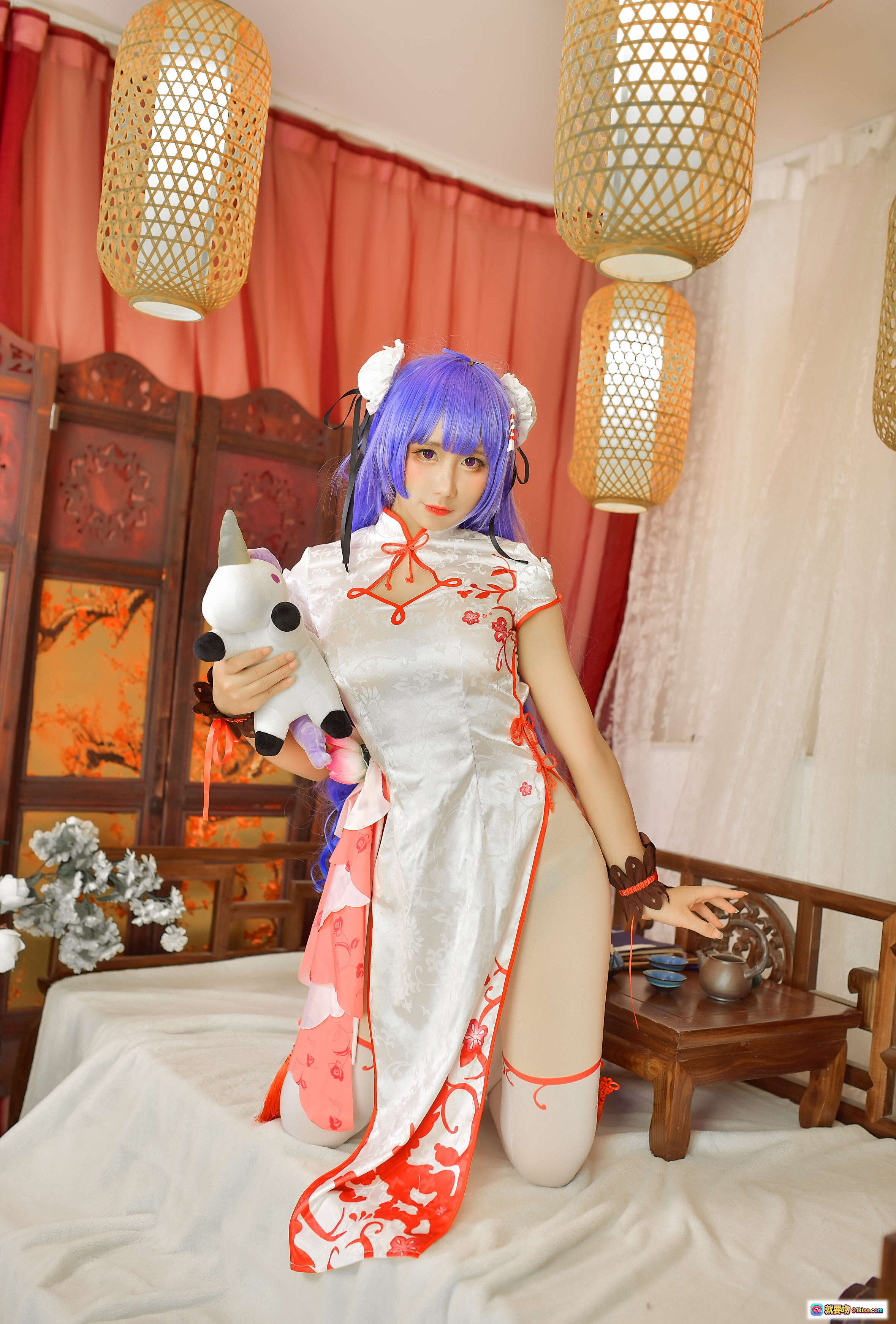图片[8] - 九曲Jean NO.016 旗袍Cosplay 紫发少女抱独角兽玩偶 传统中式红白刺绣旗袍 高开叉设计 古风摄影写真 9P-54MB - 就要吻