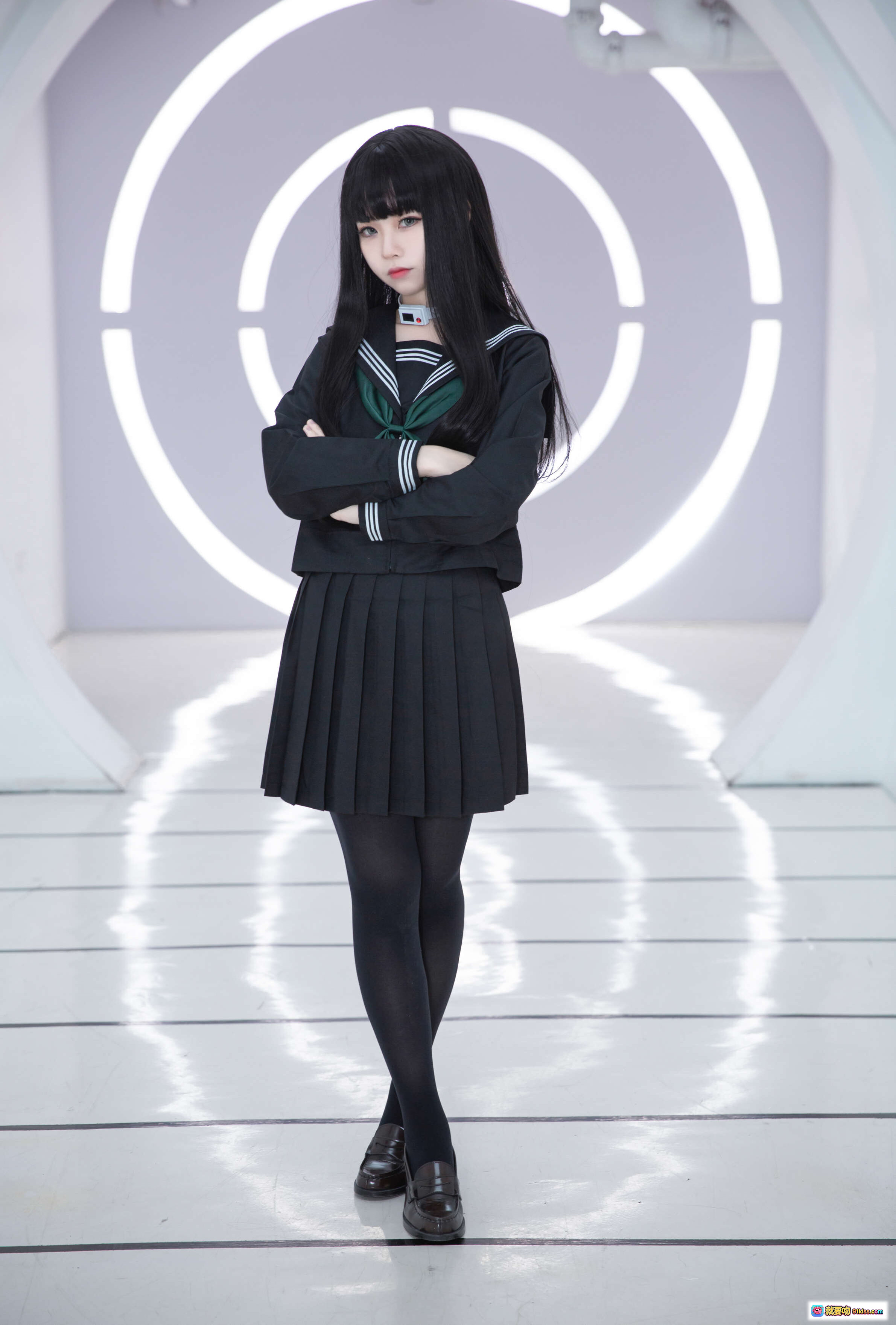 图片[7] - G44不会受伤 NO.008 乐园 真中合欢+白夜凛音 Cosplay 黑色水手服 绿领结 黑丝袜 未来感环形光背景 26P高清写真 - 就要吻