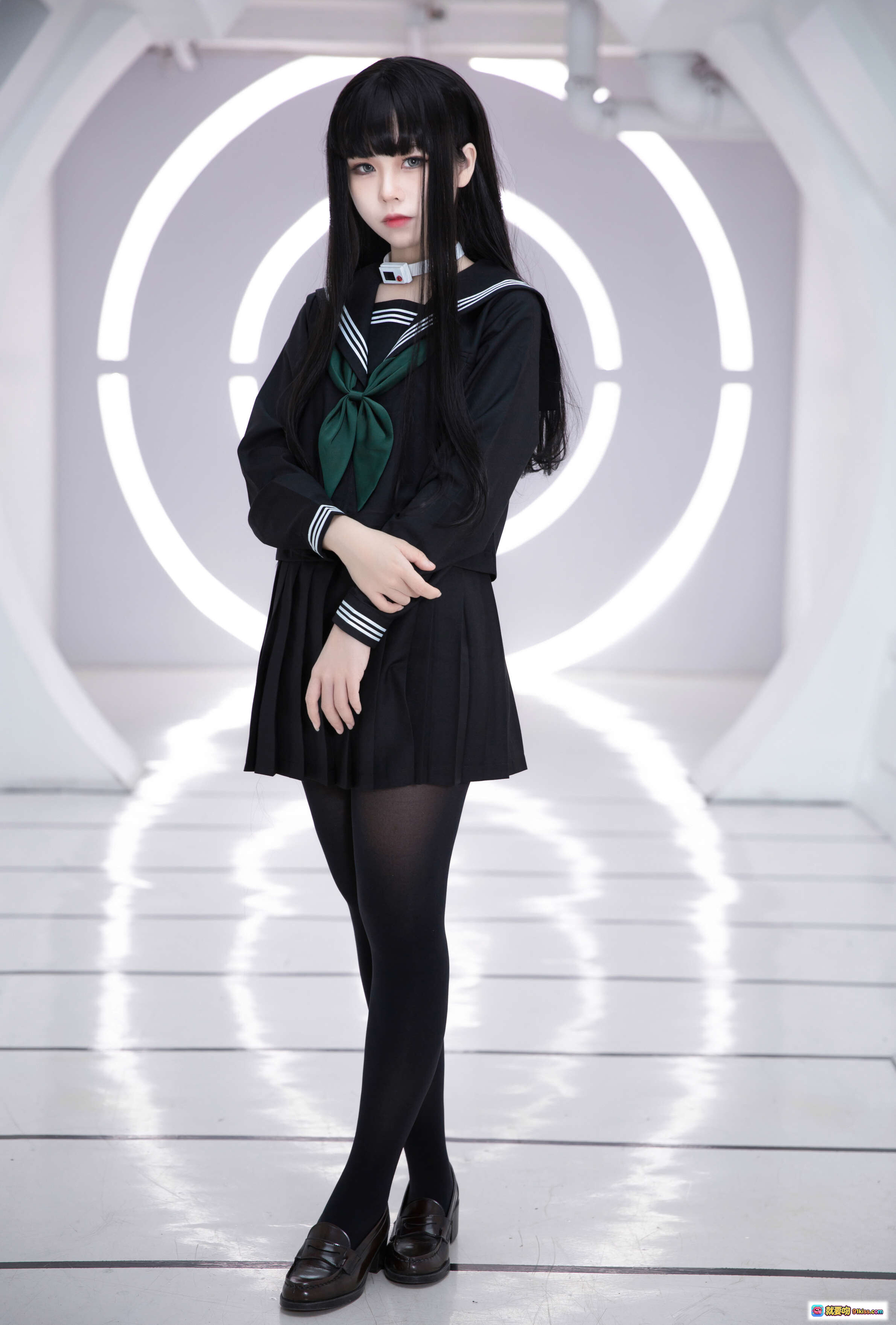 G44不会受伤 NO.008 乐园 真中合欢+白夜凛音 Cosplay 黑色水手服 绿领结 黑丝袜 未来感环形光背景 26P高清写真 - 就要吻