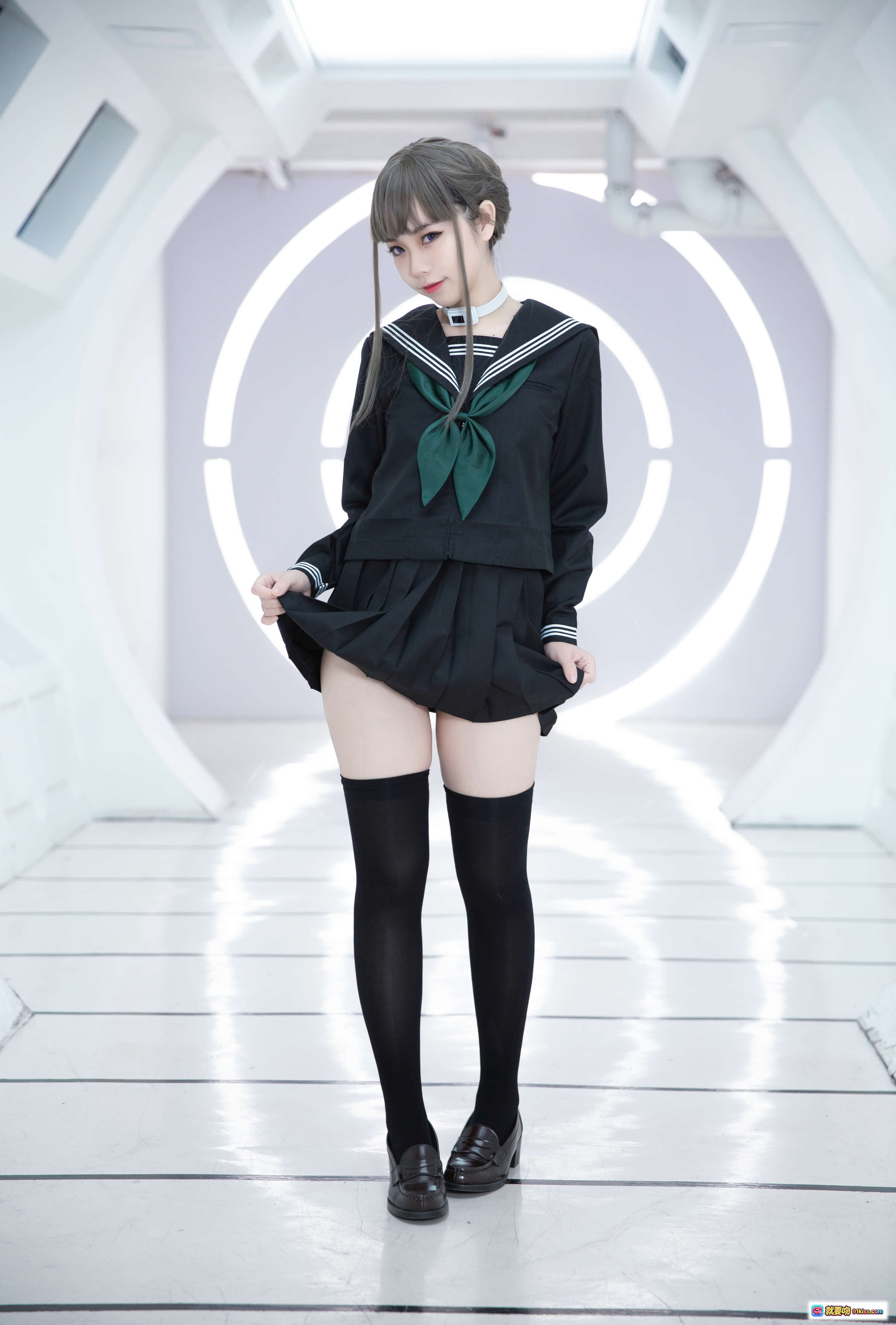 图片[4] - G44不会受伤 NO.008 乐园 真中合欢+白夜凛音 Cosplay 黑色水手服 绿领结 黑丝袜 未来感环形光背景 26P高清写真 - 就要吻