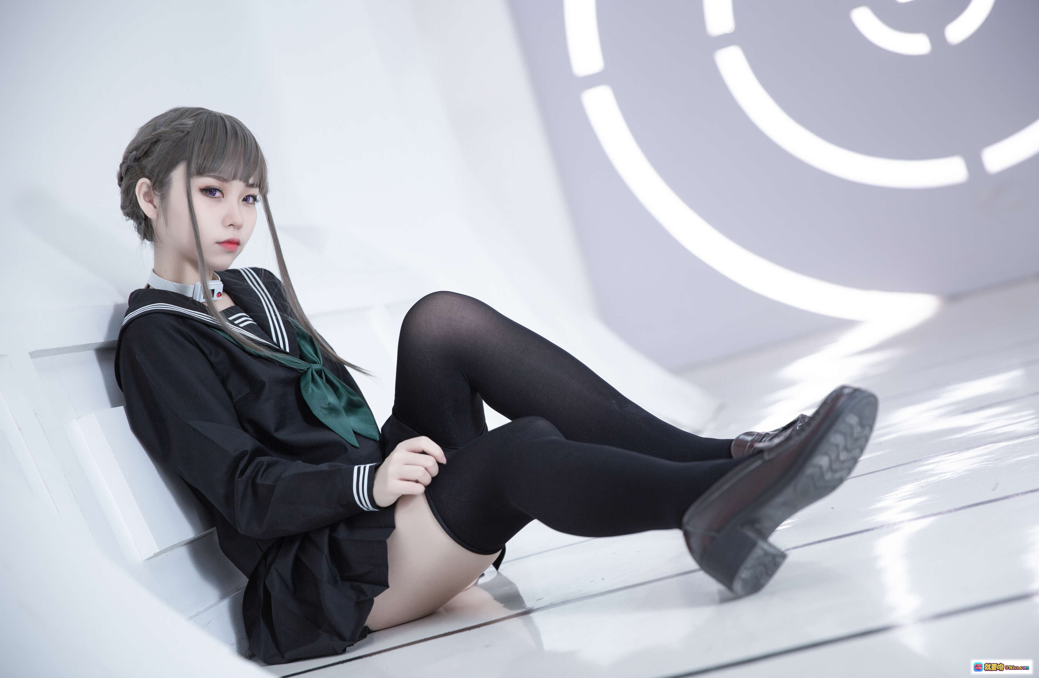 图片[10] - G44不会受伤 NO.008 乐园 真中合欢+白夜凛音 Cosplay 黑色水手服 绿领结 黑丝袜 未来感环形光背景 26P高清写真 - 就要吻