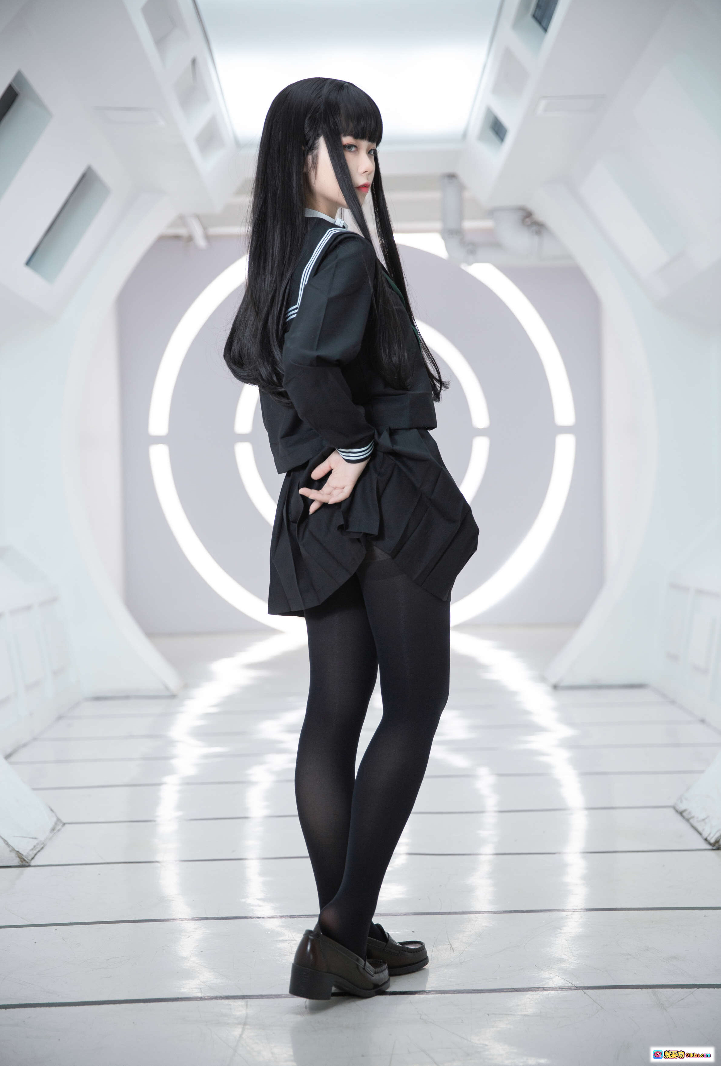 图片[9] - G44不会受伤 NO.008 乐园 真中合欢+白夜凛音 Cosplay 黑色水手服 绿领结 黑丝袜 未来感环形光背景 26P高清写真 - 就要吻