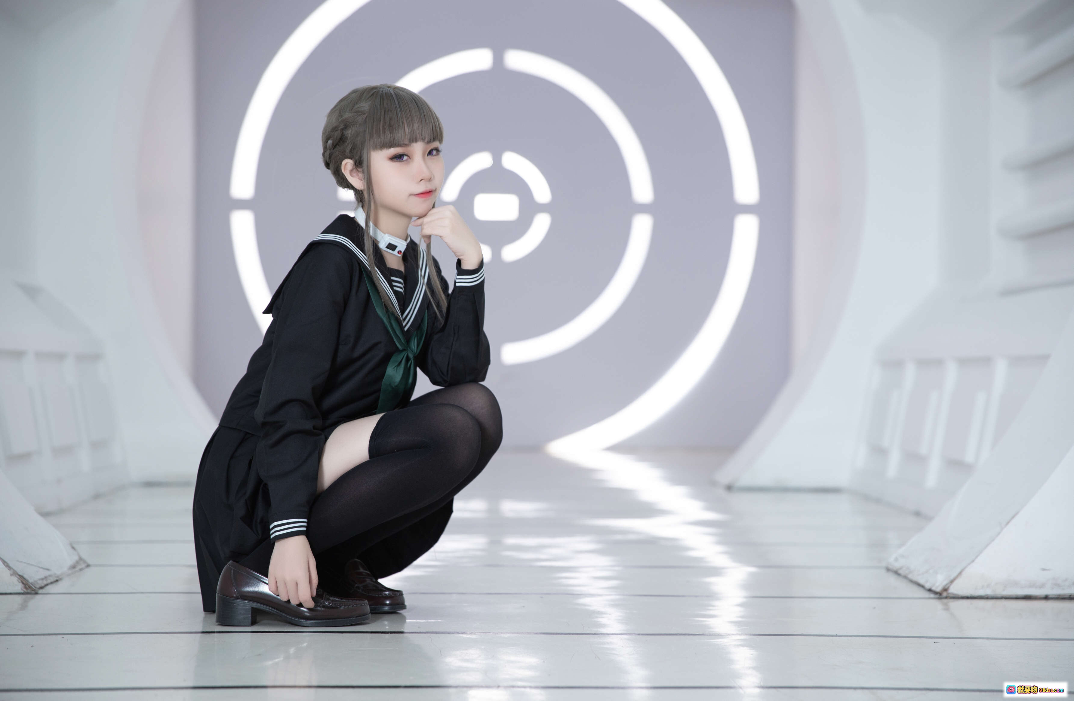 图片[5] - G44不会受伤 NO.008 乐园 真中合欢+白夜凛音 Cosplay 黑色水手服 绿领结 黑丝袜 未来感环形光背景 26P高清写真 - 就要吻