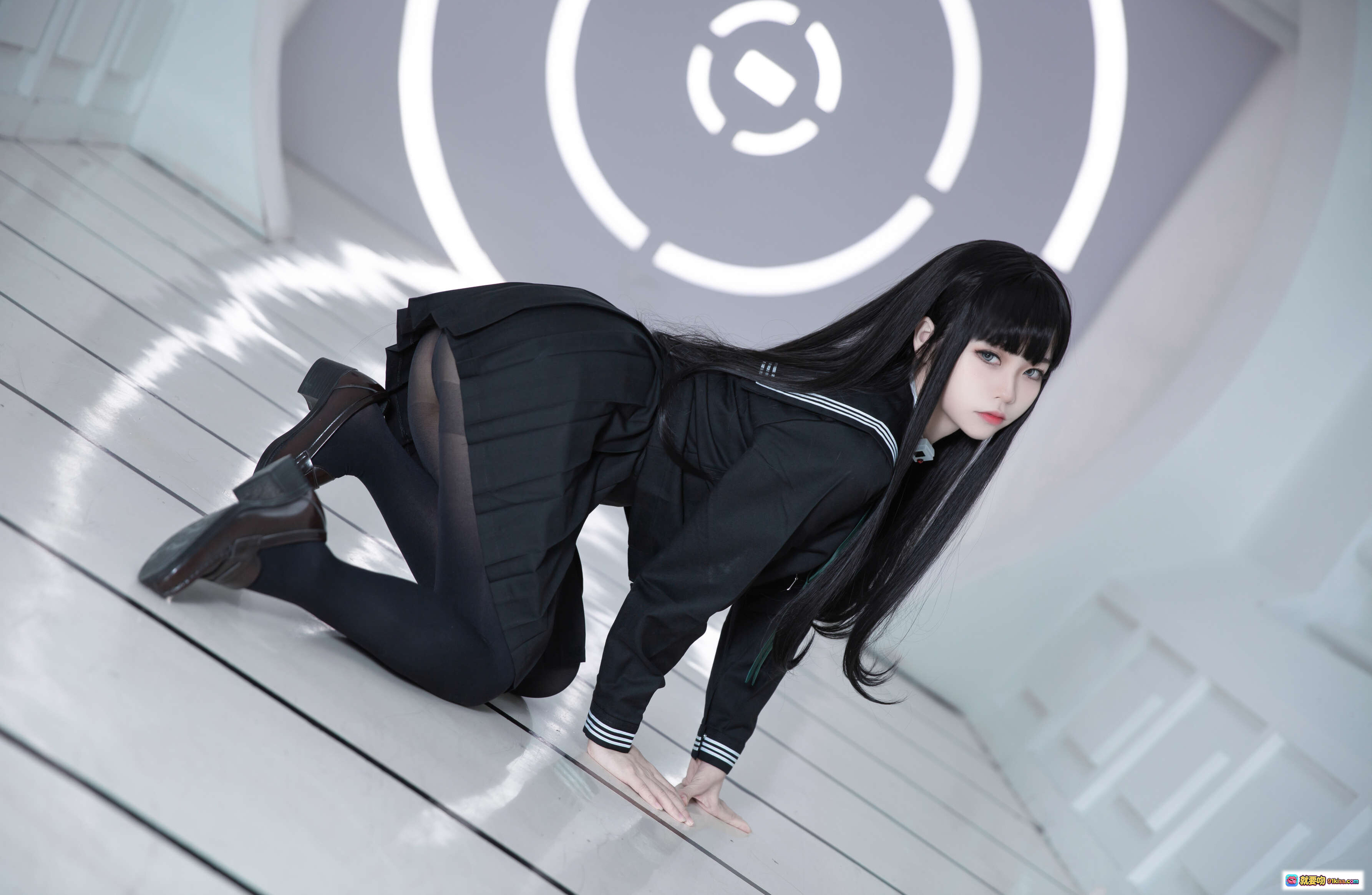 图片[2] - G44不会受伤 NO.008 乐园 真中合欢+白夜凛音 Cosplay 黑色水手服 绿领结 黑丝袜 未来感环形光背景 26P高清写真 - 就要吻