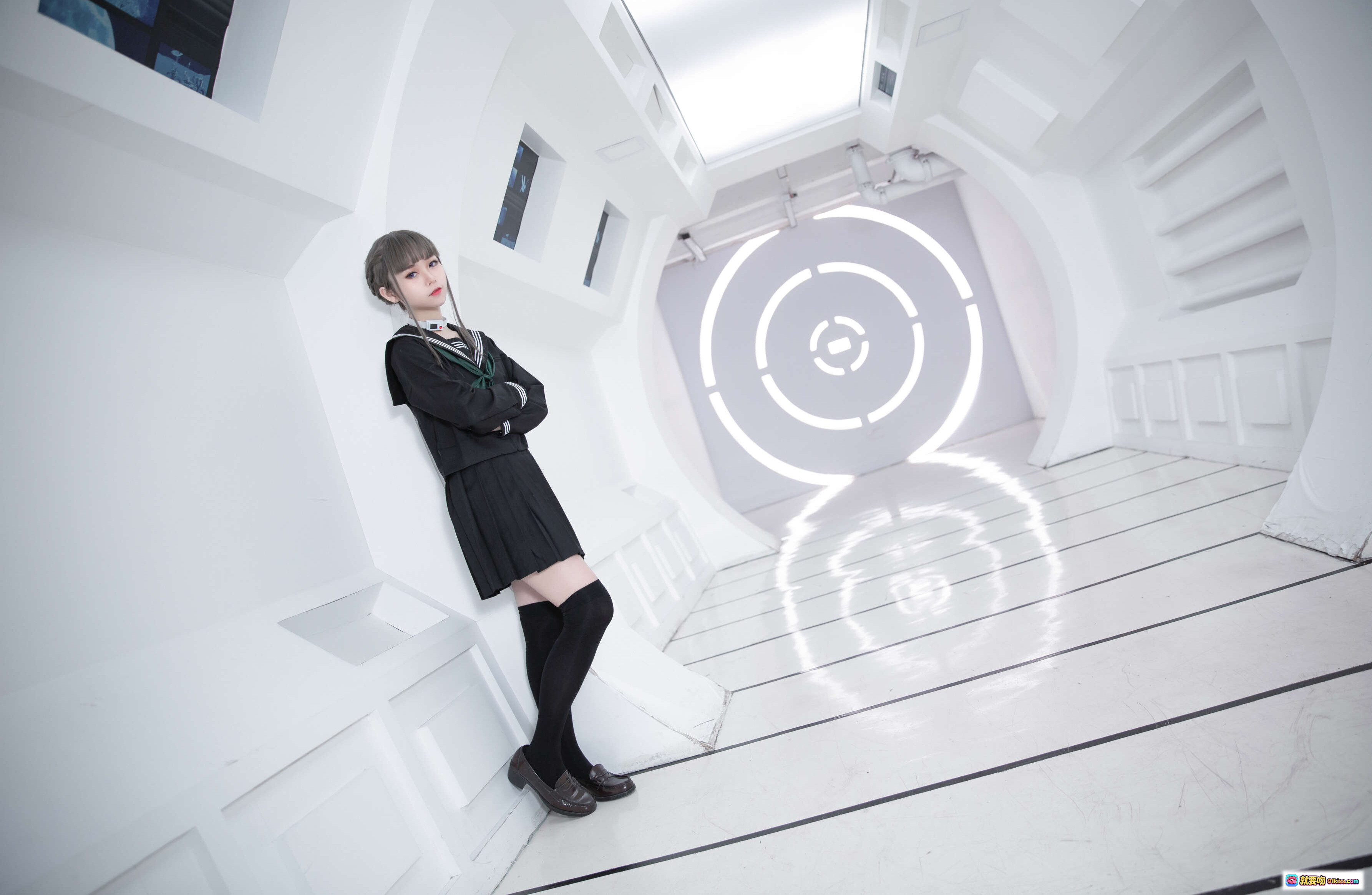 图片[6] - G44不会受伤 NO.008 乐园 真中合欢+白夜凛音 Cosplay 黑色水手服 绿领结 黑丝袜 未来感环形光背景 26P高清写真 - 就要吻