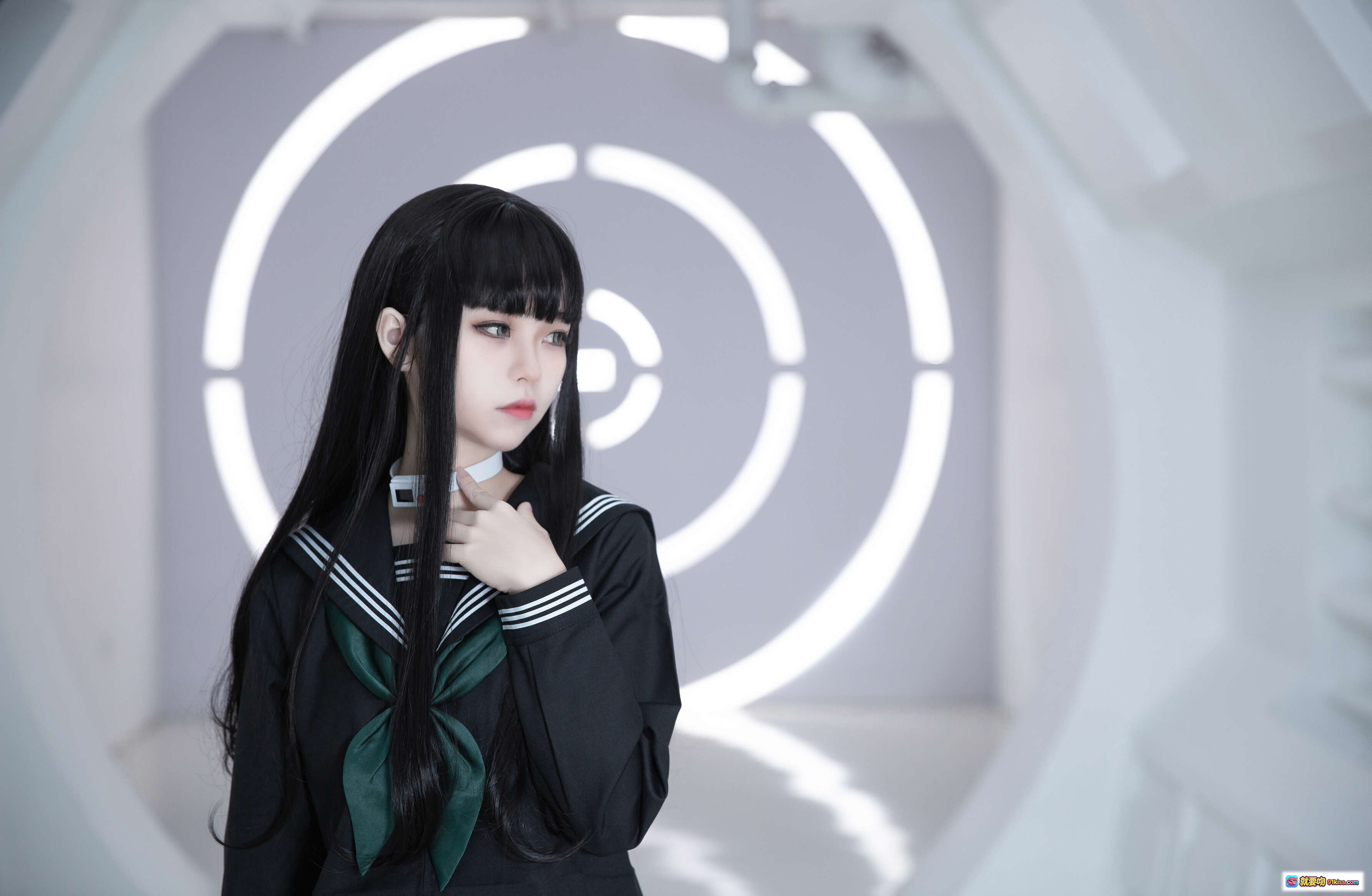 图片[8] - G44不会受伤 NO.008 乐园 真中合欢+白夜凛音 Cosplay 黑色水手服 绿领结 黑丝袜 未来感环形光背景 26P高清写真 - 就要吻