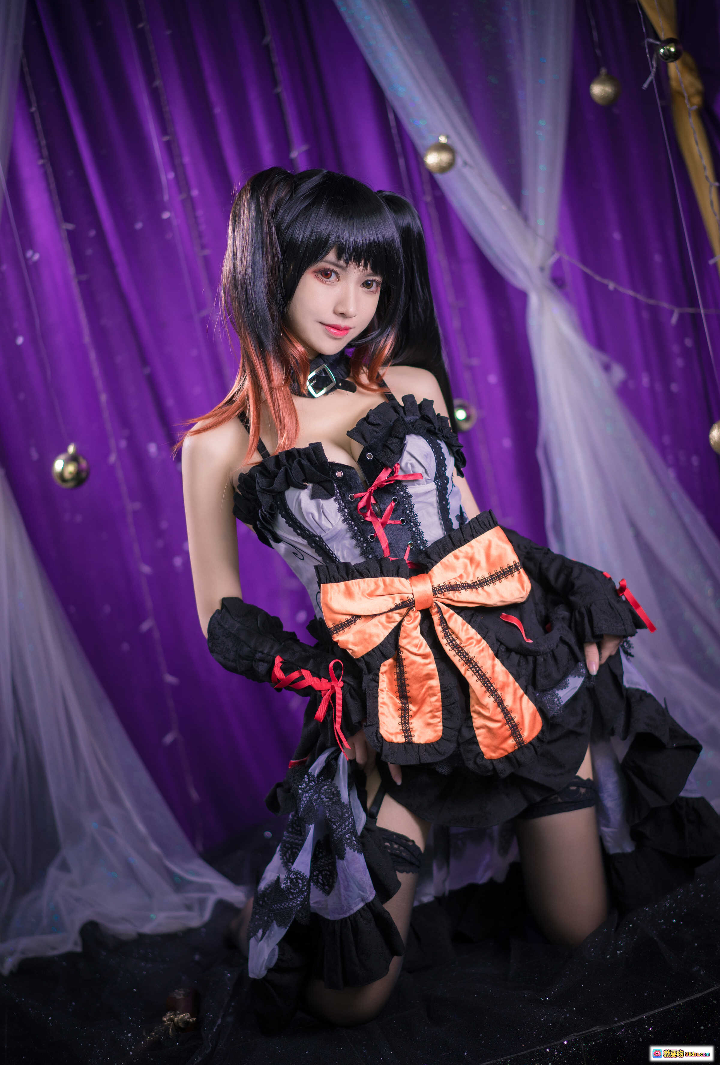 图片[4] - 鳗鱼霏儿NO.035狂三灵装Cosplay写真｜黑紫洛丽塔裙装+橙色大蝴蝶结+双马尾假发+紫色幕布背景 - 就要吻