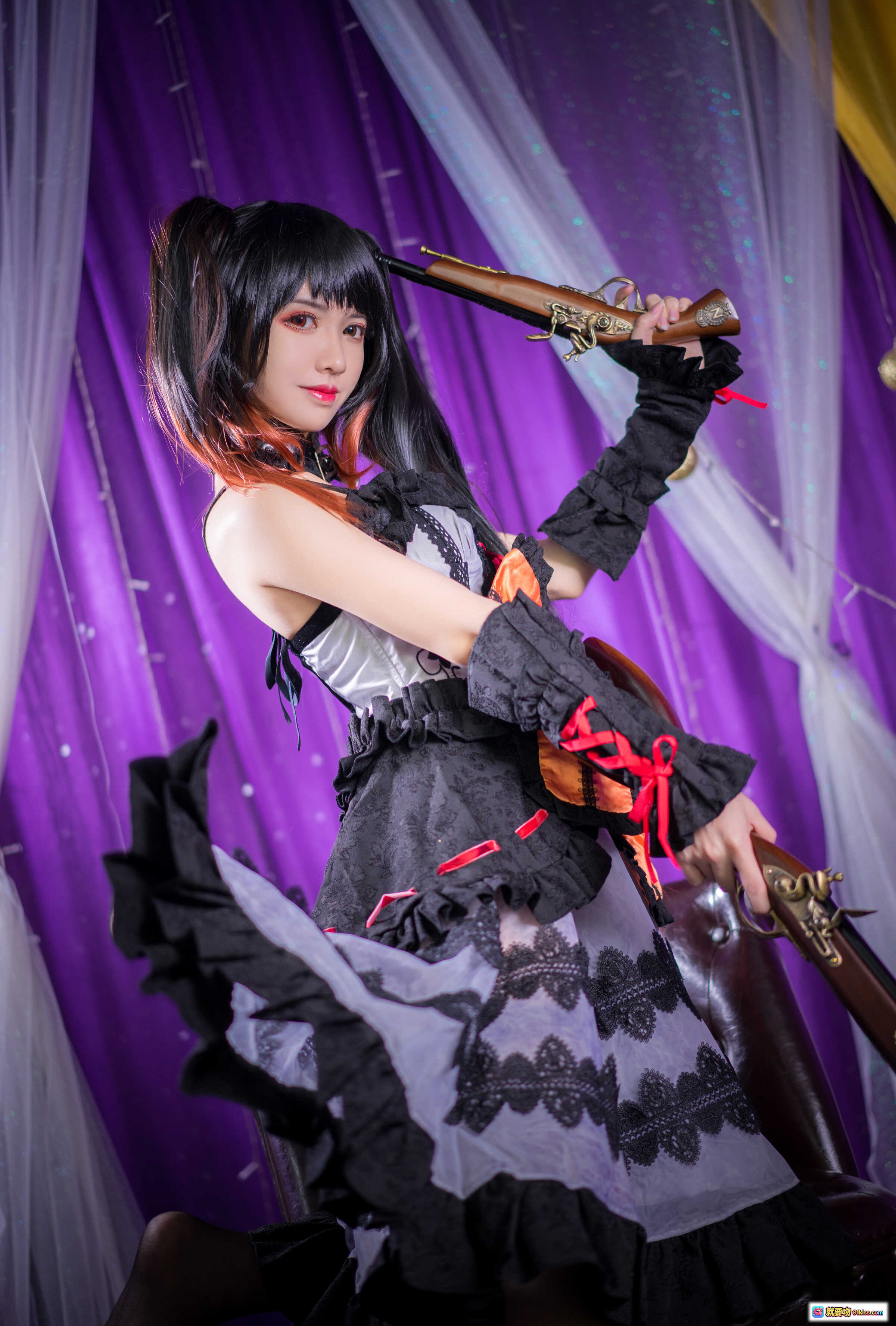 图片[9] - 鳗鱼霏儿NO.035狂三灵装Cosplay写真｜黑紫洛丽塔裙装+橙色大蝴蝶结+双马尾假发+紫色幕布背景 - 就要吻