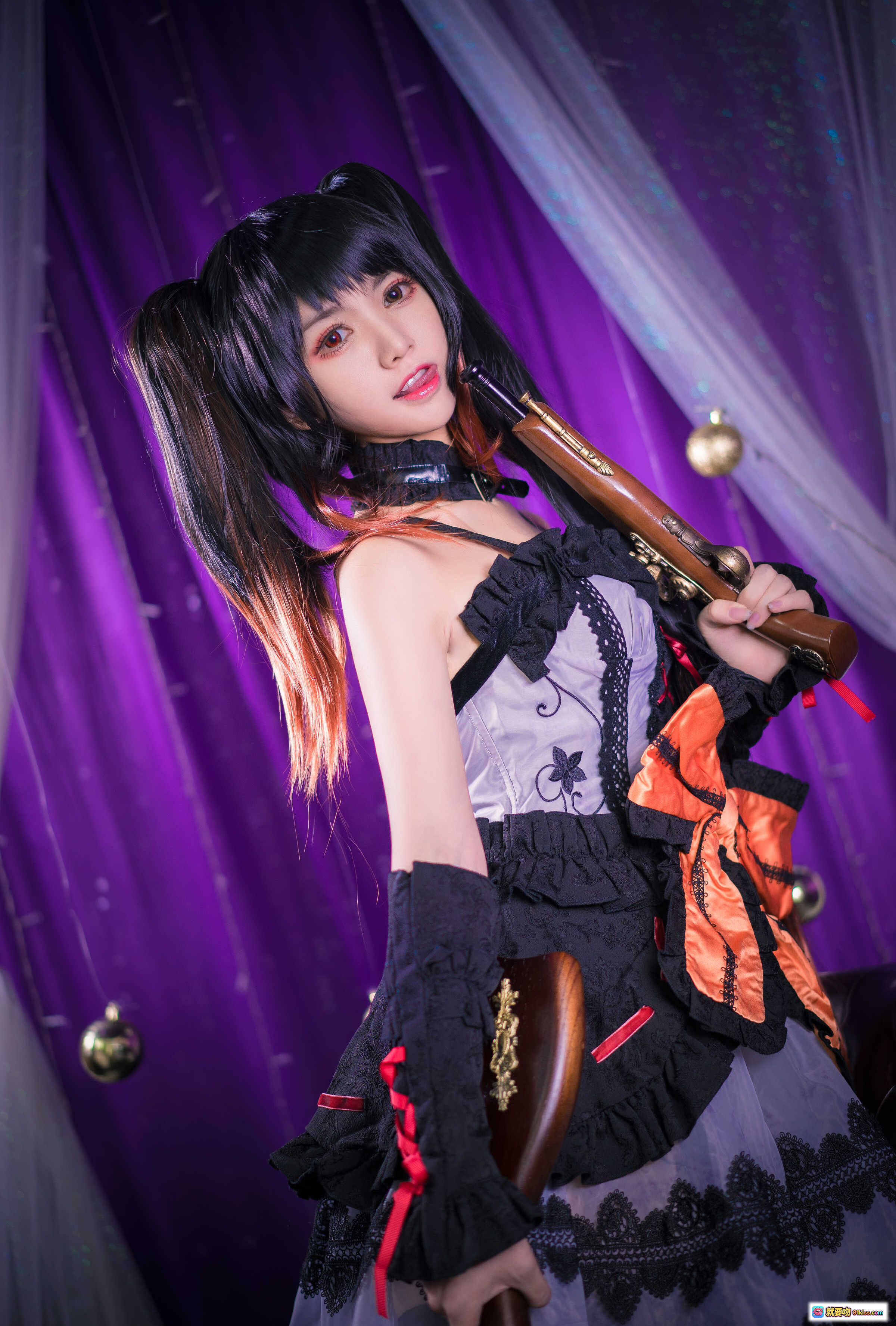 图片[5] - 鳗鱼霏儿NO.035狂三灵装Cosplay写真｜黑紫洛丽塔裙装+橙色大蝴蝶结+双马尾假发+紫色幕布背景 - 就要吻