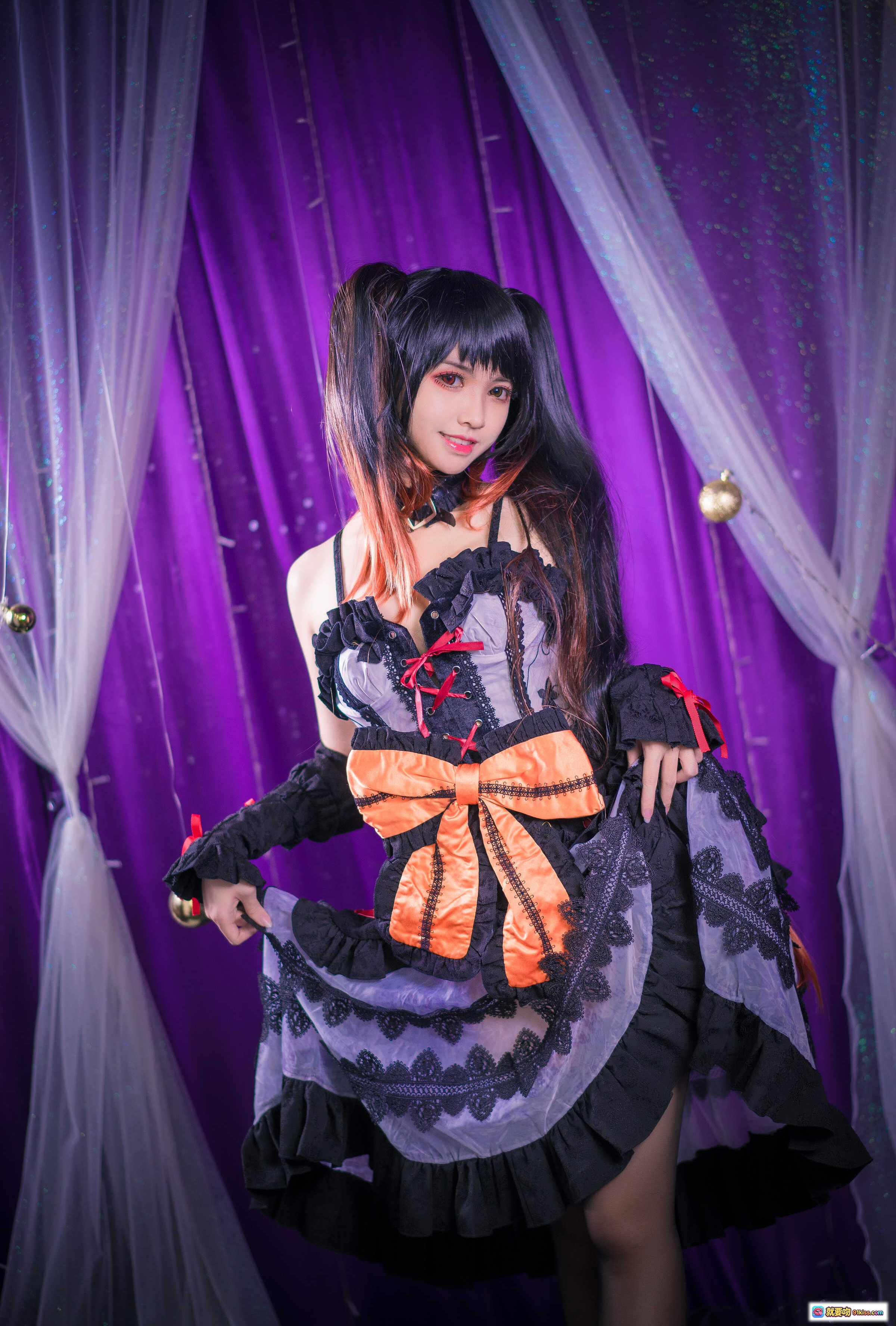 鳗鱼霏儿NO.035狂三灵装Cosplay写真｜黑紫洛丽塔裙装+橙色大蝴蝶结+双马尾假发+紫色幕布背景 - 就要吻