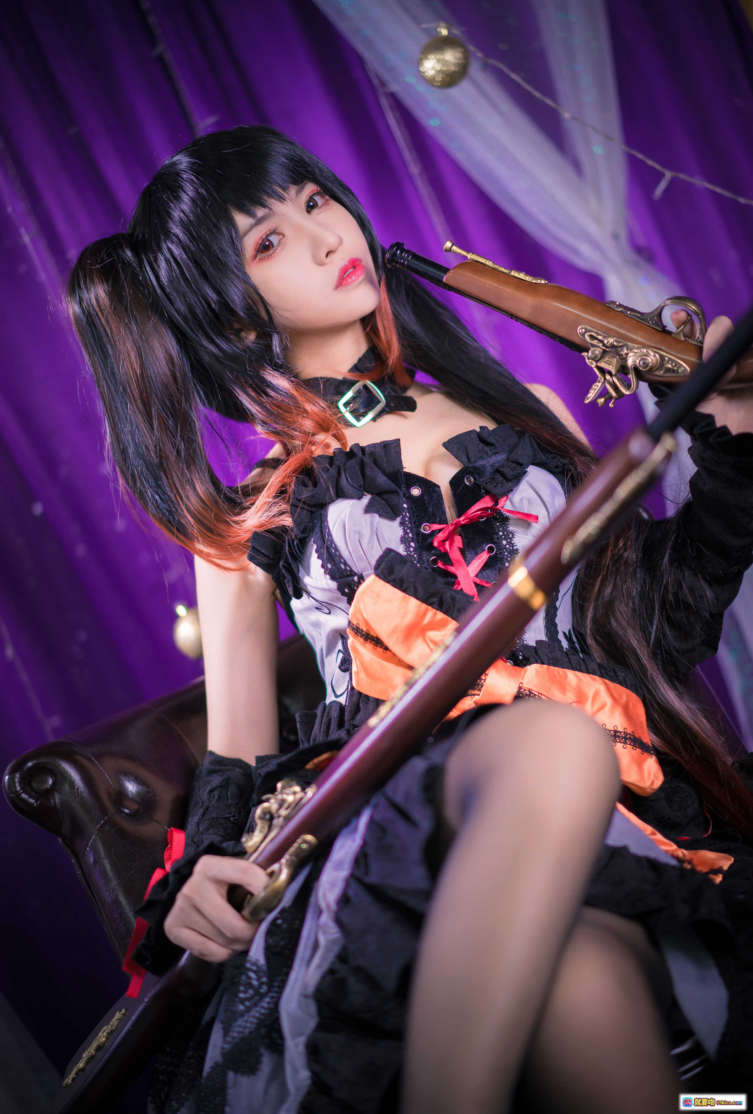 图片[2] - 鳗鱼霏儿NO.035狂三灵装Cosplay写真｜黑紫洛丽塔裙装+橙色大蝴蝶结+双马尾假发+紫色幕布背景 - 就要吻
