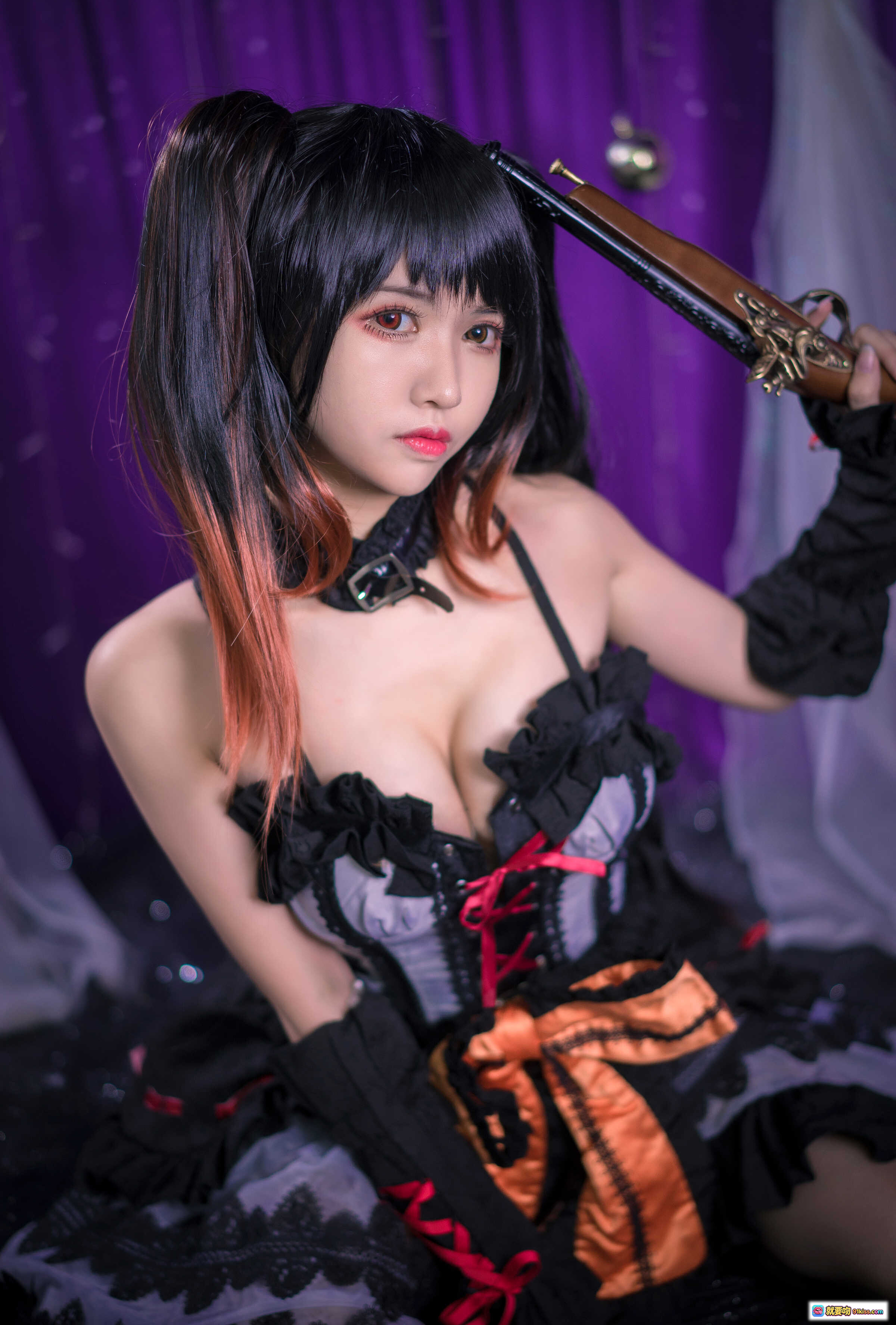 图片[6] - 鳗鱼霏儿NO.035狂三灵装Cosplay写真｜黑紫洛丽塔裙装+橙色大蝴蝶结+双马尾假发+紫色幕布背景 - 就要吻