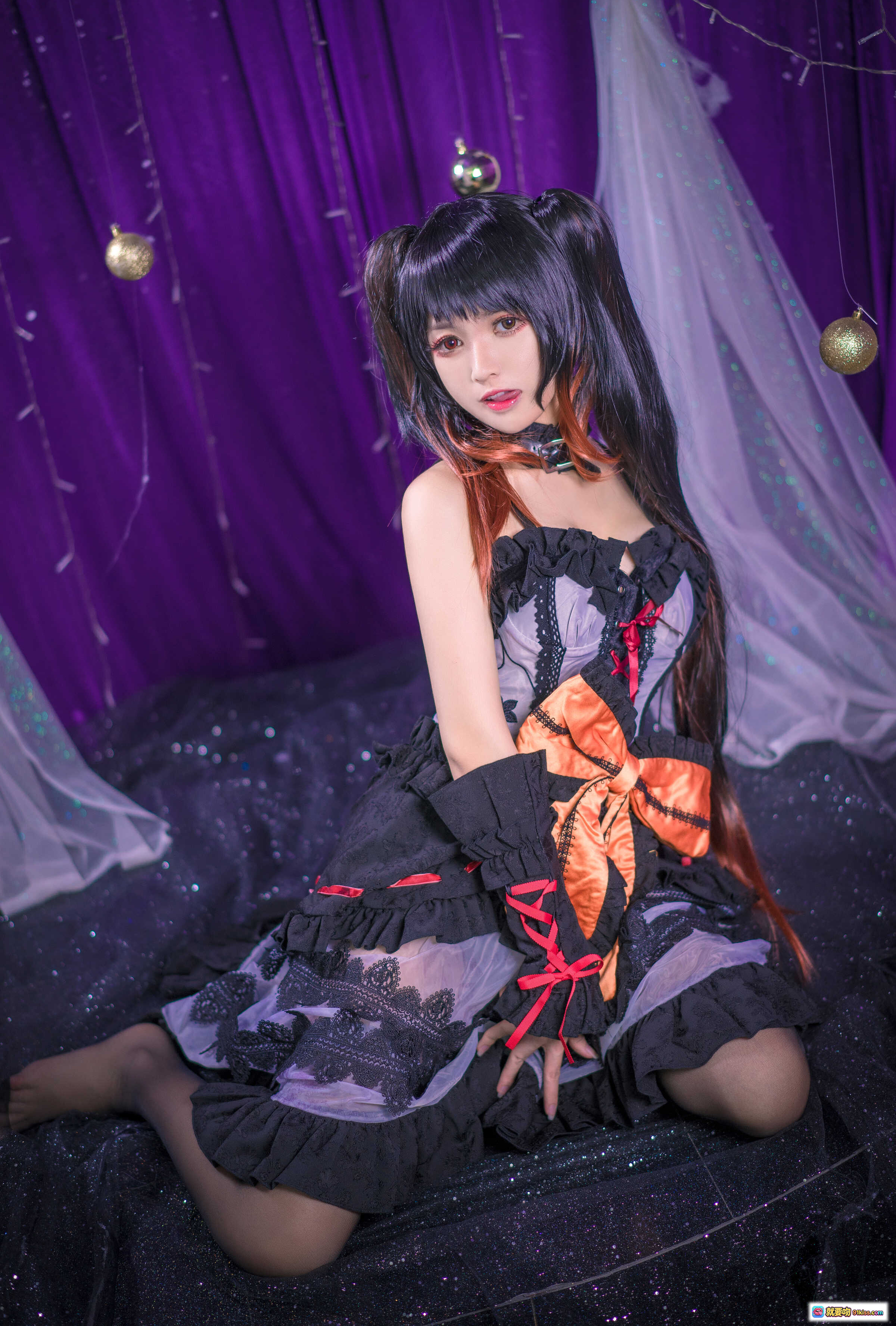 图片[10] - 鳗鱼霏儿NO.035狂三灵装Cosplay写真｜黑紫洛丽塔裙装+橙色大蝴蝶结+双马尾假发+紫色幕布背景 - 就要吻