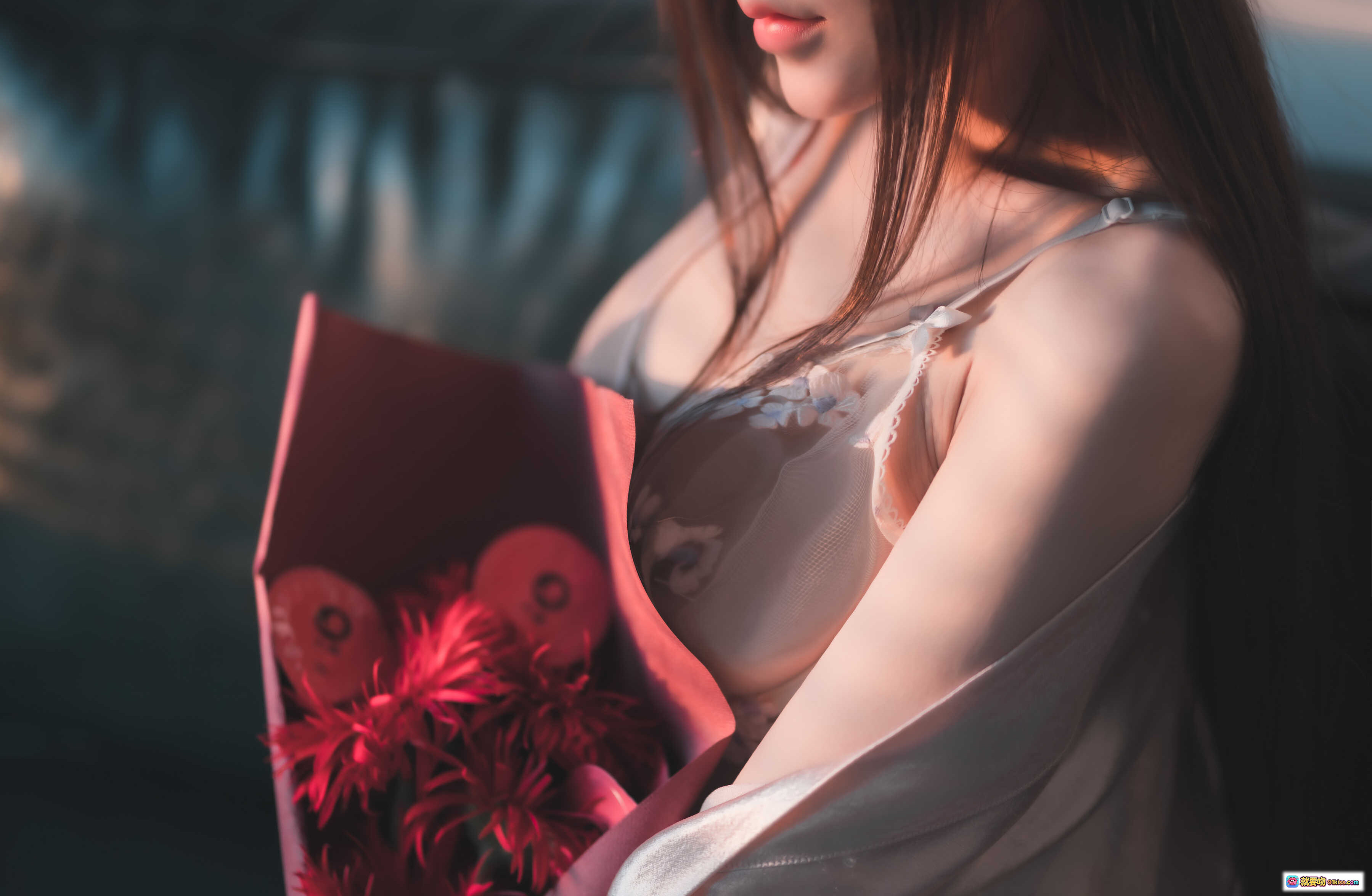 图片[2] - 星野咪兔NO.010花吃了那女孩｜粉色睡袍少女写真｜红花点缀温柔氛围｜室内私房摄影美图 - 就要吻