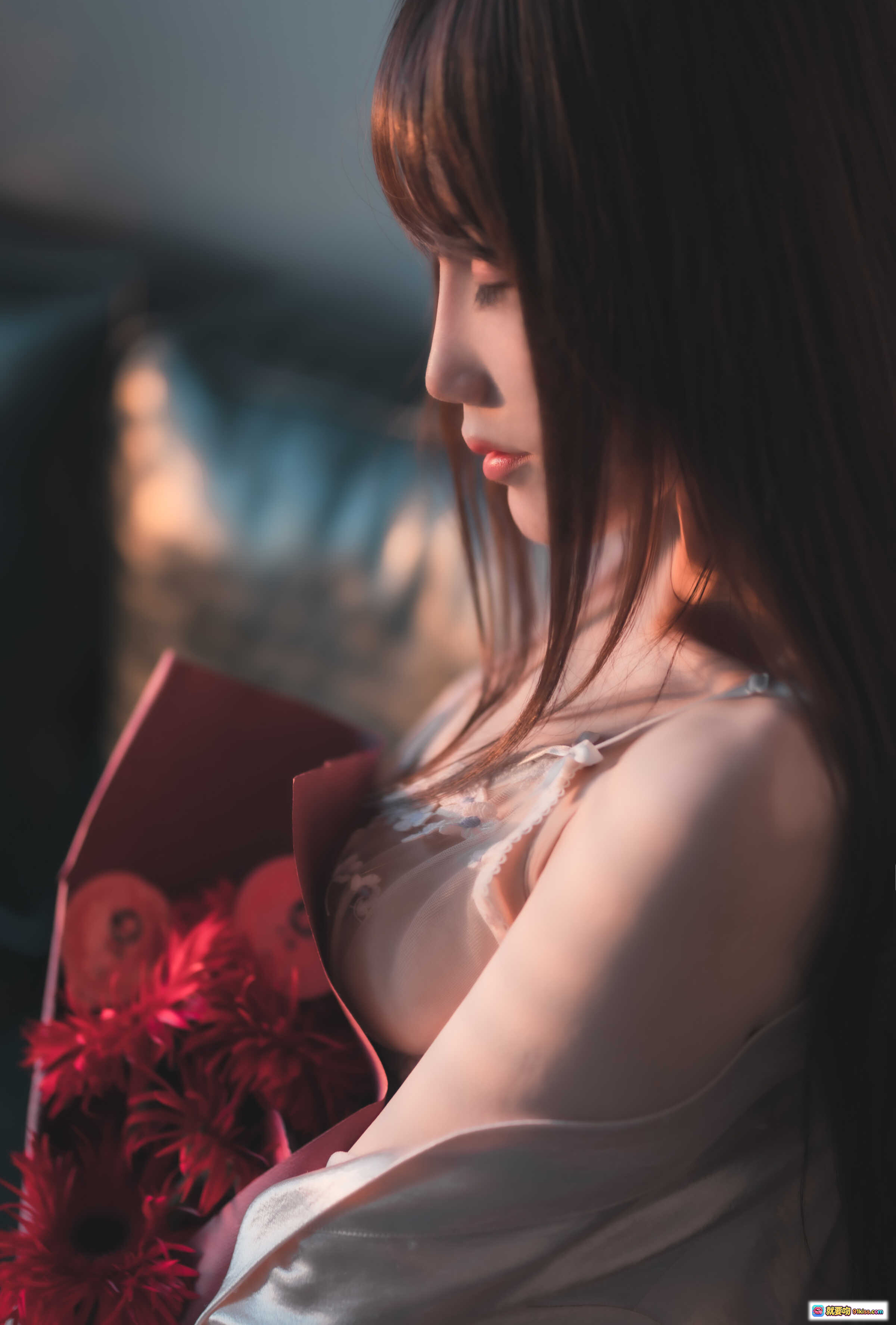 图片[4] - 星野咪兔NO.010花吃了那女孩｜粉色睡袍少女写真｜红花点缀温柔氛围｜室内私房摄影美图 - 就要吻