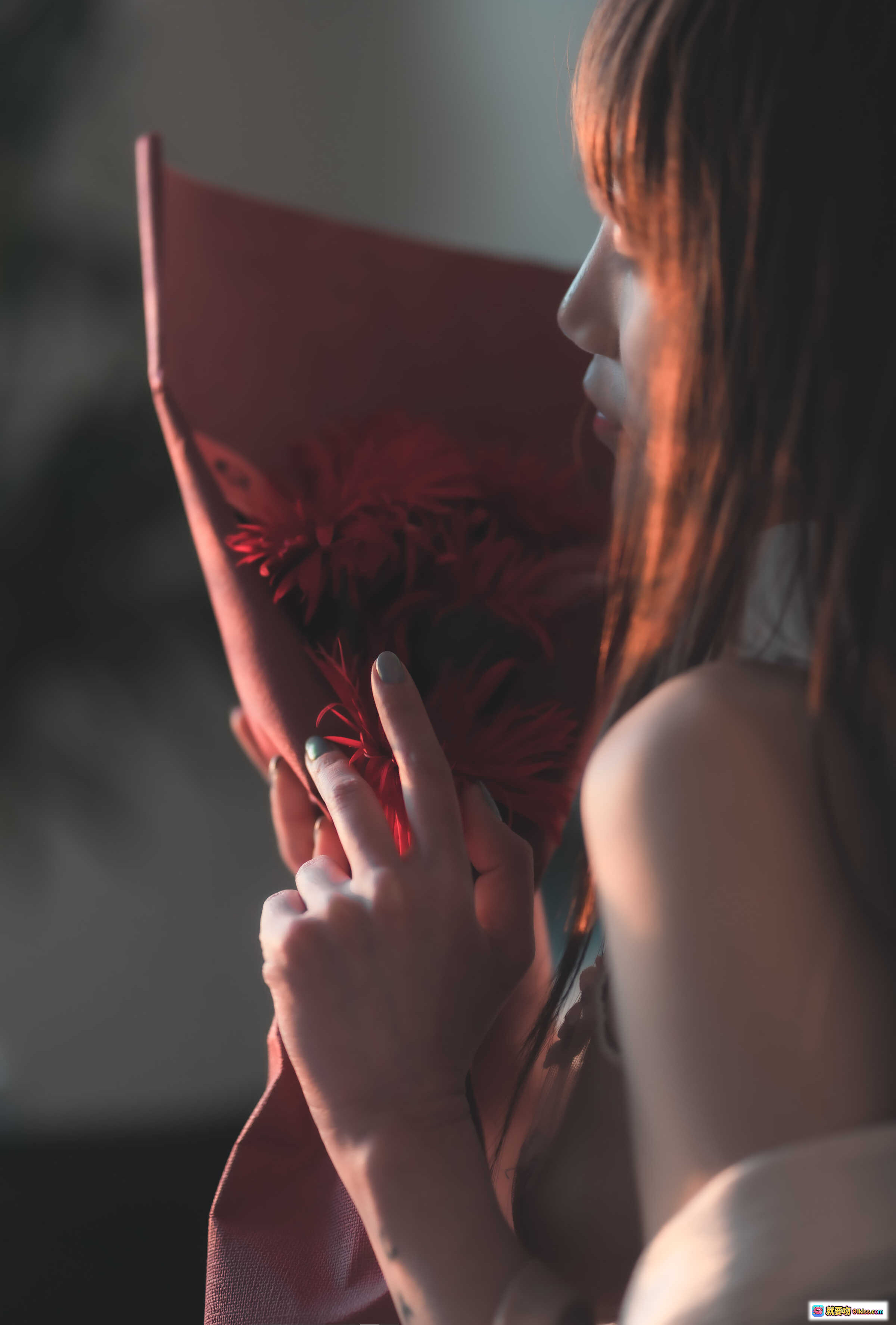 图片[8] - 星野咪兔NO.010花吃了那女孩｜粉色睡袍少女写真｜红花点缀温柔氛围｜室内私房摄影美图 - 就要吻