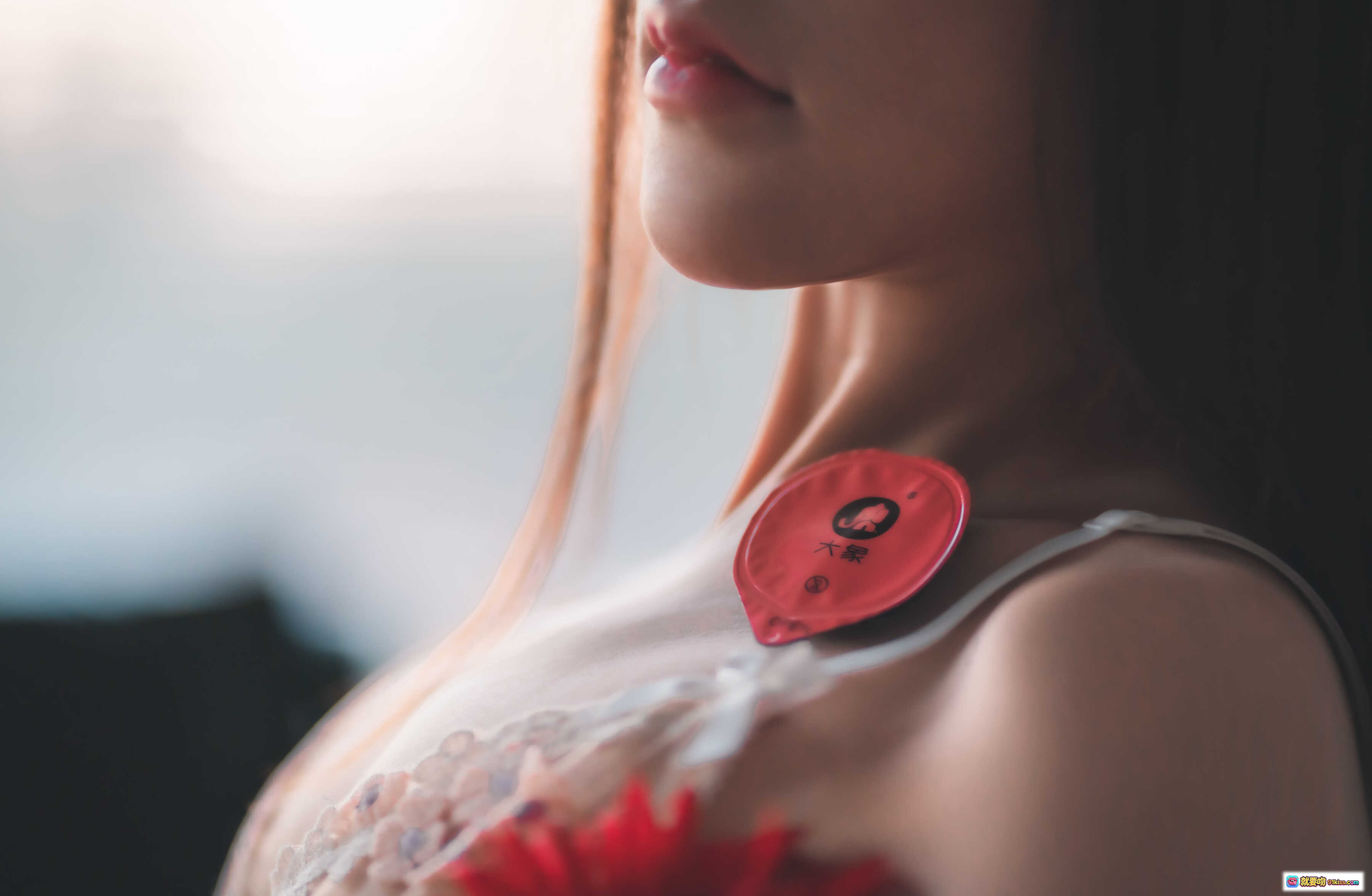 图片[5] - 星野咪兔NO.010花吃了那女孩｜粉色睡袍少女写真｜红花点缀温柔氛围｜室内私房摄影美图 - 就要吻